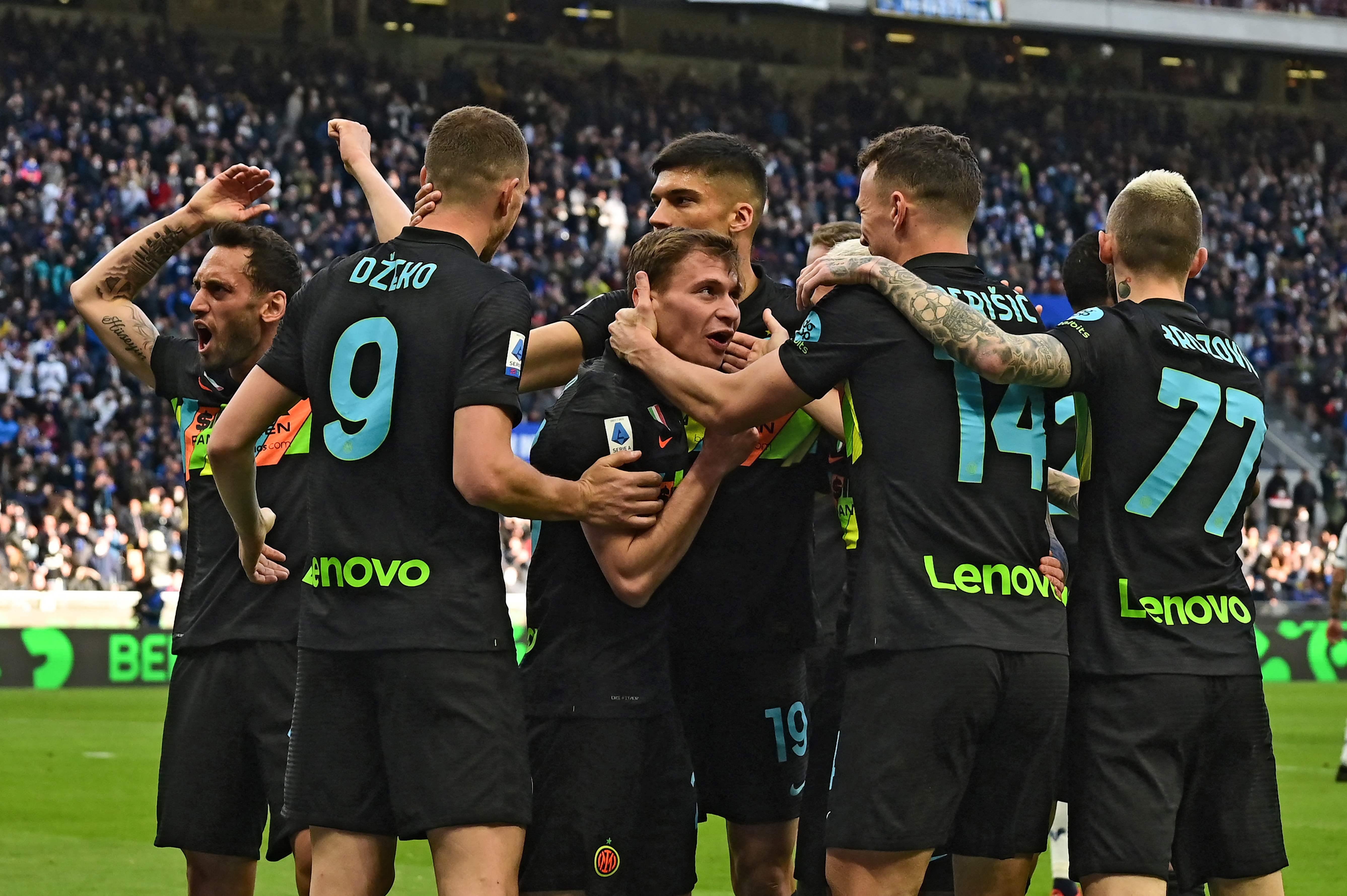 Pemain Inter Milan melakukan selebrasi usai mencetak gol ke gawang Verona di laga Serie A.