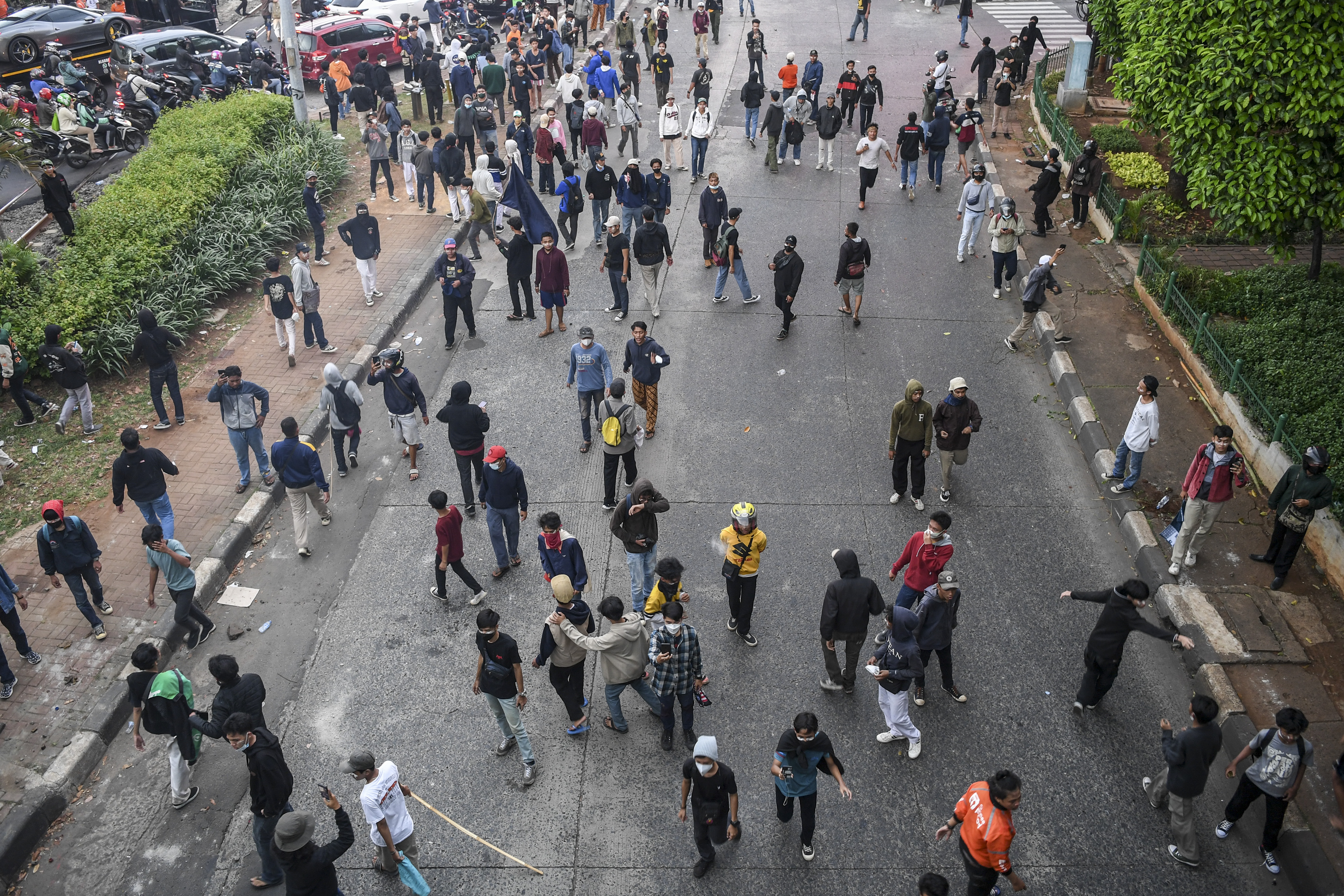 Sejumlah pengunjuk rasa memenuhi jalan saat terjadinya bentrok dengan personel kepolisian di kawasan Jalan Pejompongan, Jakarta