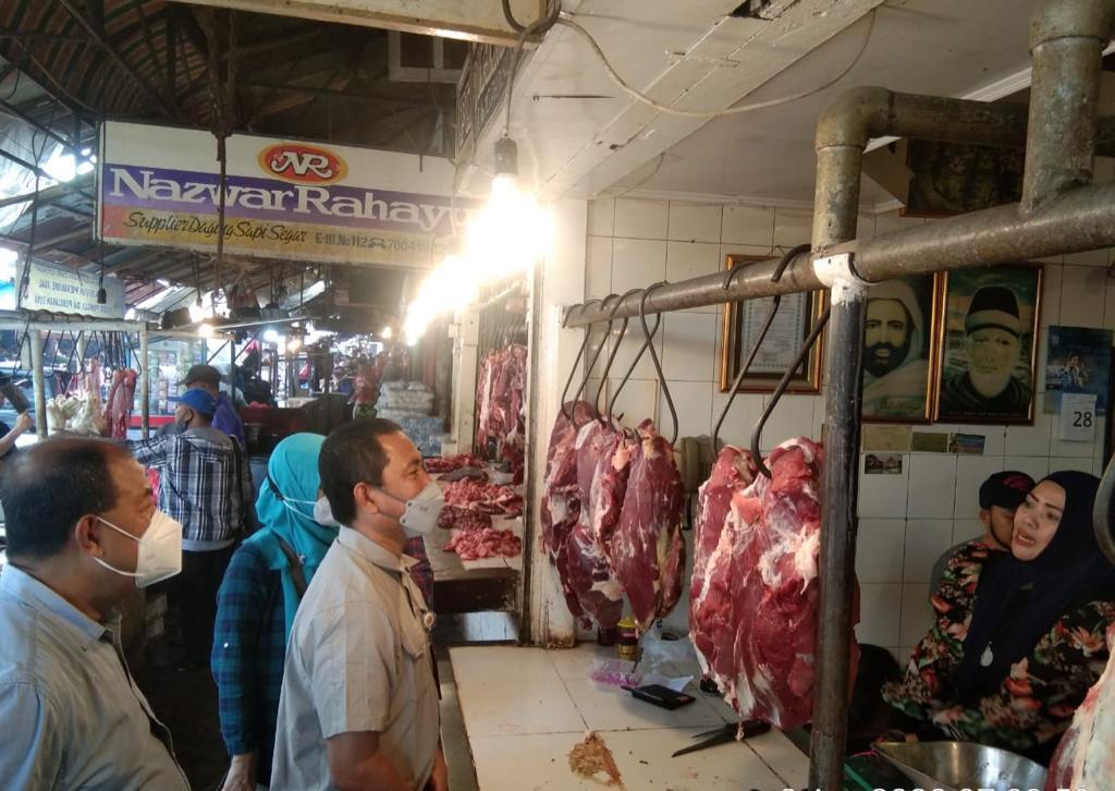 Kepala Dinas Ketahanan Pangan Peternakan Jabar Makmum memantau stok daging di Pasar Induk Caringin, Kota Bandung, Jawa Barat. 