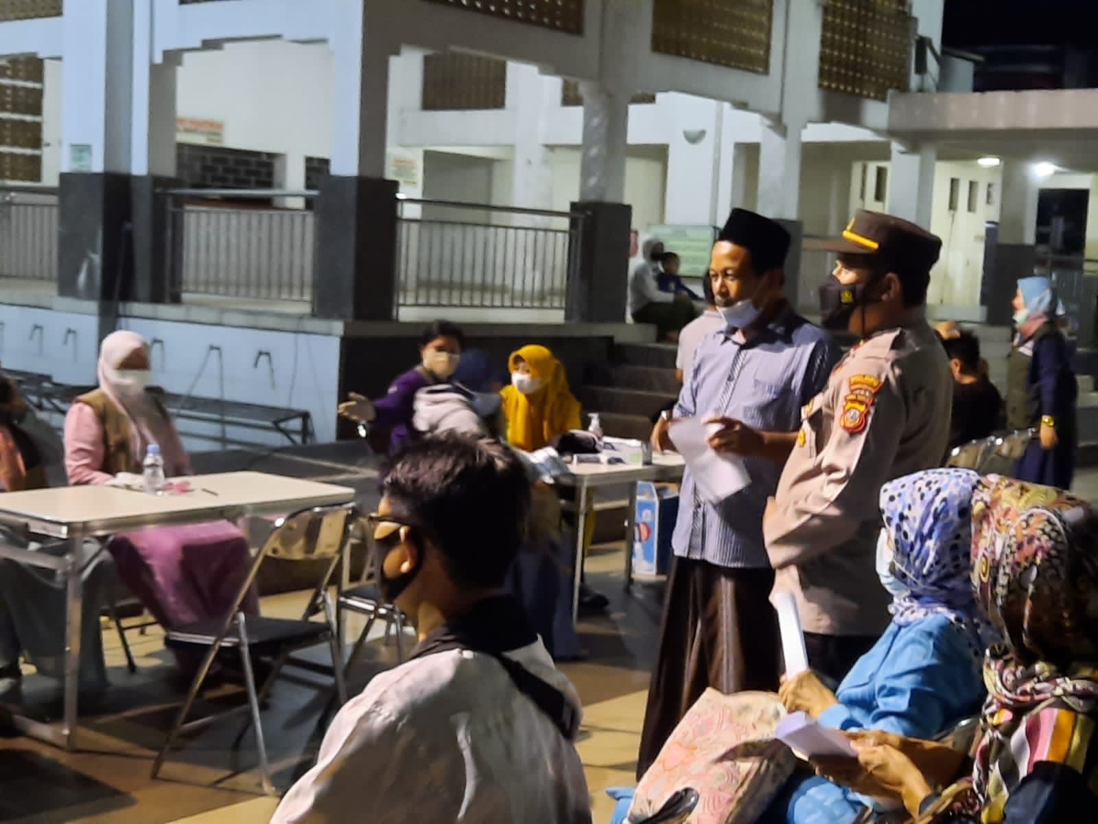 Kapolres Tasikmalaya Kota AKBP Aszahari Kurniawan meninjau vaksinasi covid di  di Masjid Agung Kota Tasikmalaya, Kamis malam (7/4) 