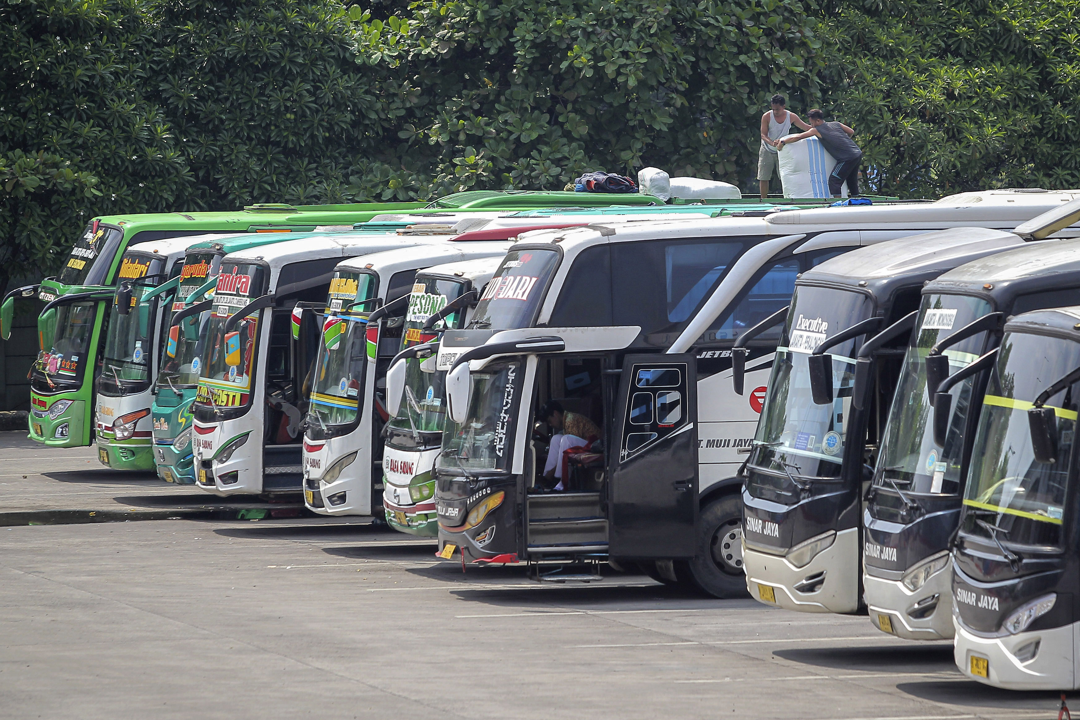 Bus menunggu penumpang yang akan mudik lebaran.