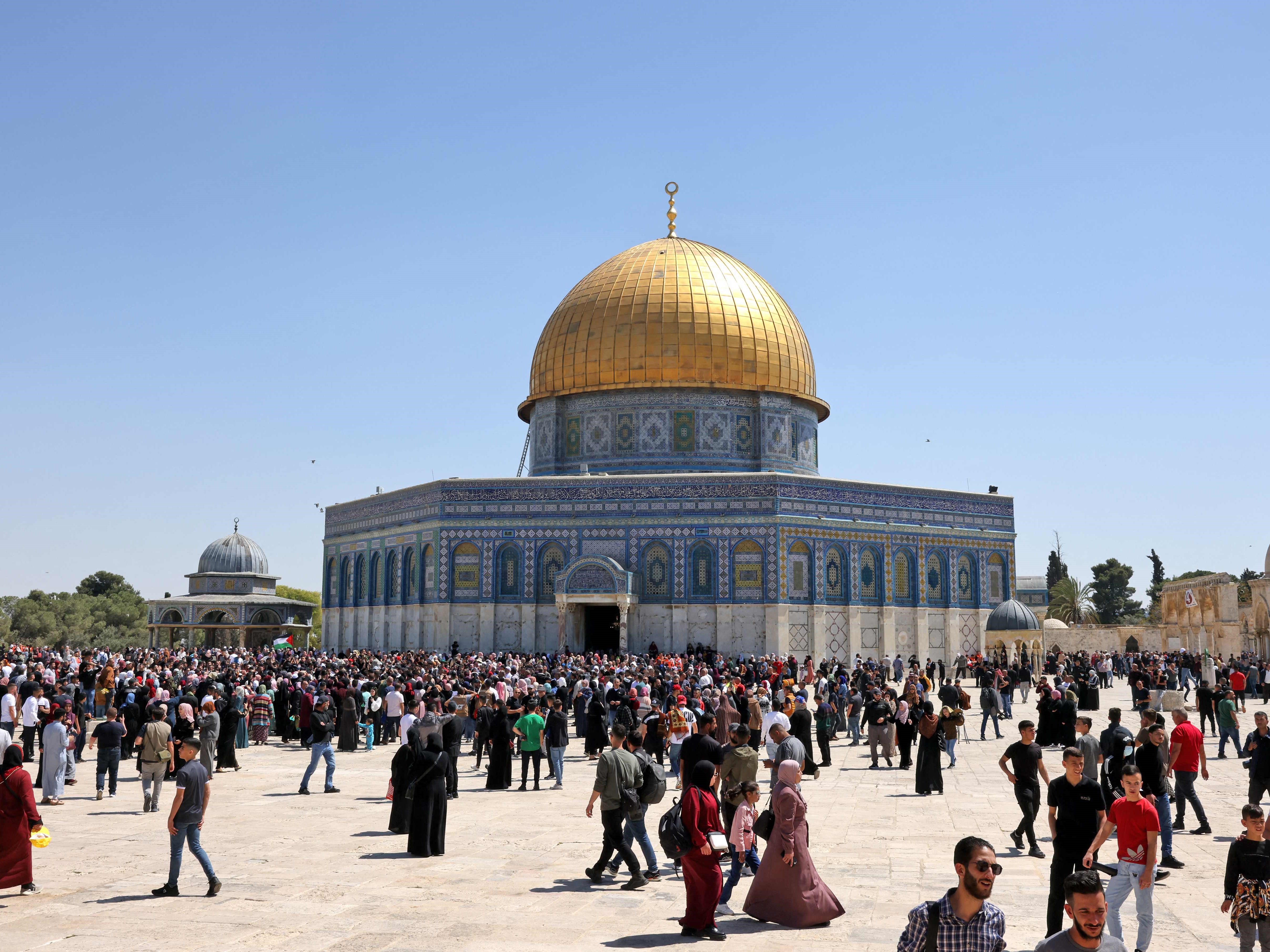 Muslim Palestina berkumpul di kompleks masjid Al-Aqsa Jerusalem setelah salat Jumat selama bulan suci Ramadan pada 15 April 2022.