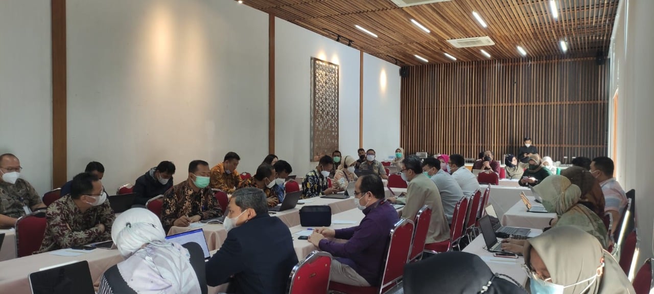 Tim Persiapan PTN BH USK melakukan pertemuan dengan enam kementerian pada kegiatan Harmonisasi RPP PTN BH USK di Hotel Century, Jakarta, 7/