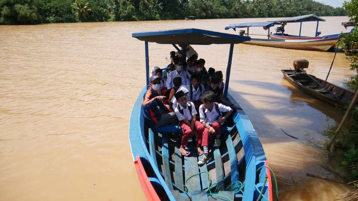Sejumlah siswa memanfaatkan perahu sumbangan dari Pemprov Jawa Barat untuk pergi ke sekolah