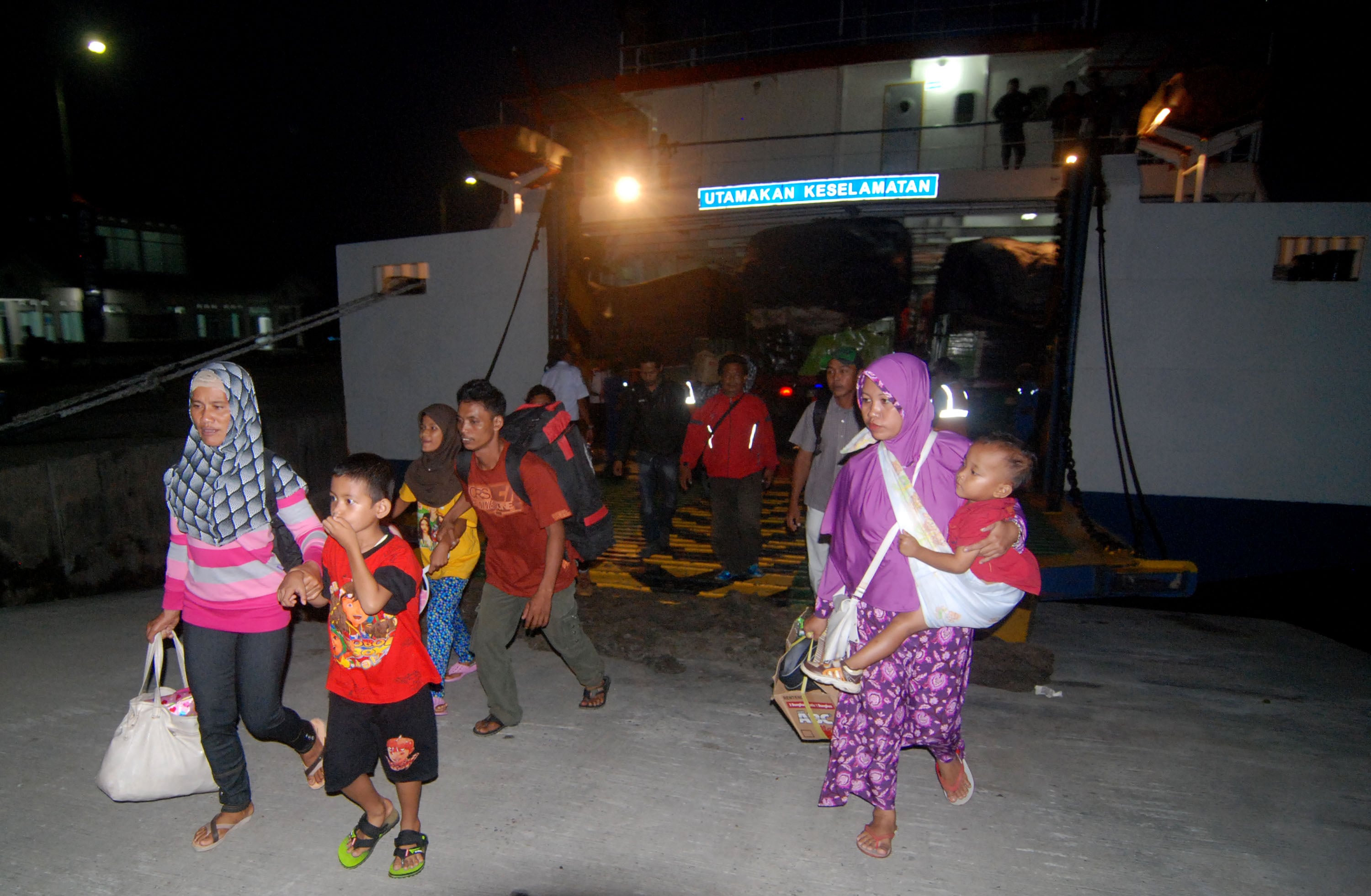 Pemudik lebaran dari Kumai, Kalimantan Tengah  turun di Pelabuhan Kendal, Jateng dengan KMP Kalibodri, Minggu (24/4/2022)