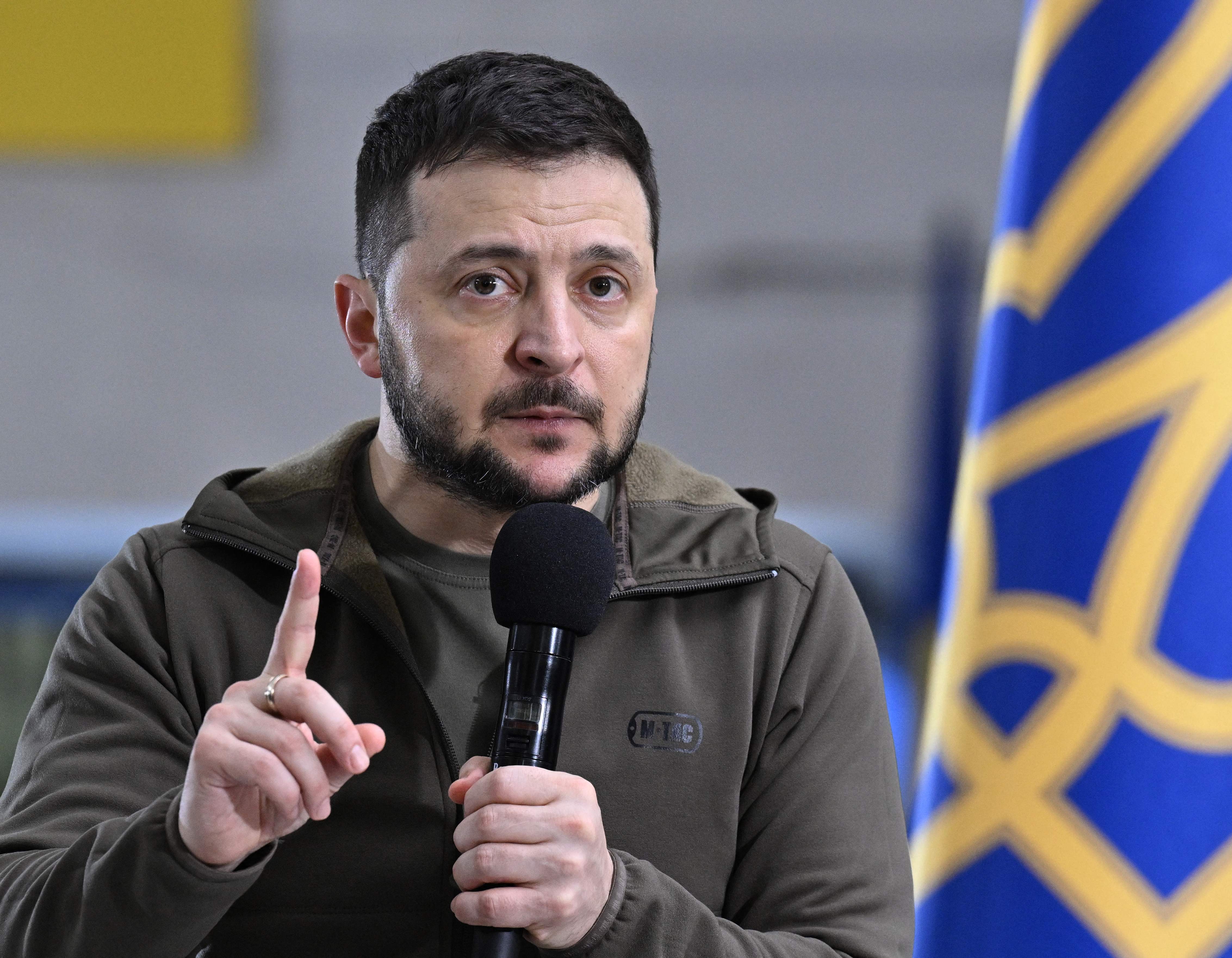 Presiden Ukrainia Volodymyr Zelensky memberi keterangan pada jumpa pers di Kyiv, Ukraina, Sabtu (23/4).