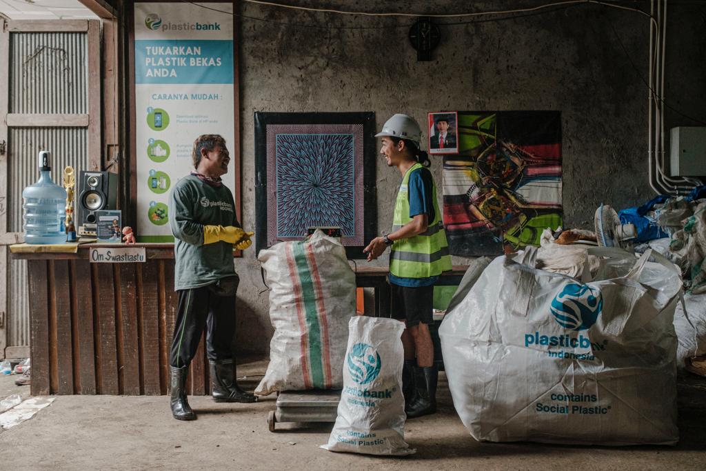 Anggota anggota komunitas pengumpulan plastik dari Plastic Bank Indonesia tengah mengumpulkan sampah plastik di Tabanan, Bali. 