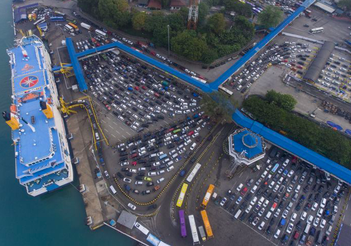 Foto udara kendaraan pemudik tujuan Sumatera antre memasuki kapal Roro di Pelabuhan Merak, Banten, Sabtu (1/6/2019).