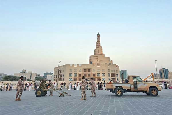 Sebuah meriam ditembakkan sebagai tanda berbuka puasa di Souq Waqif, Doha, Qatar.
