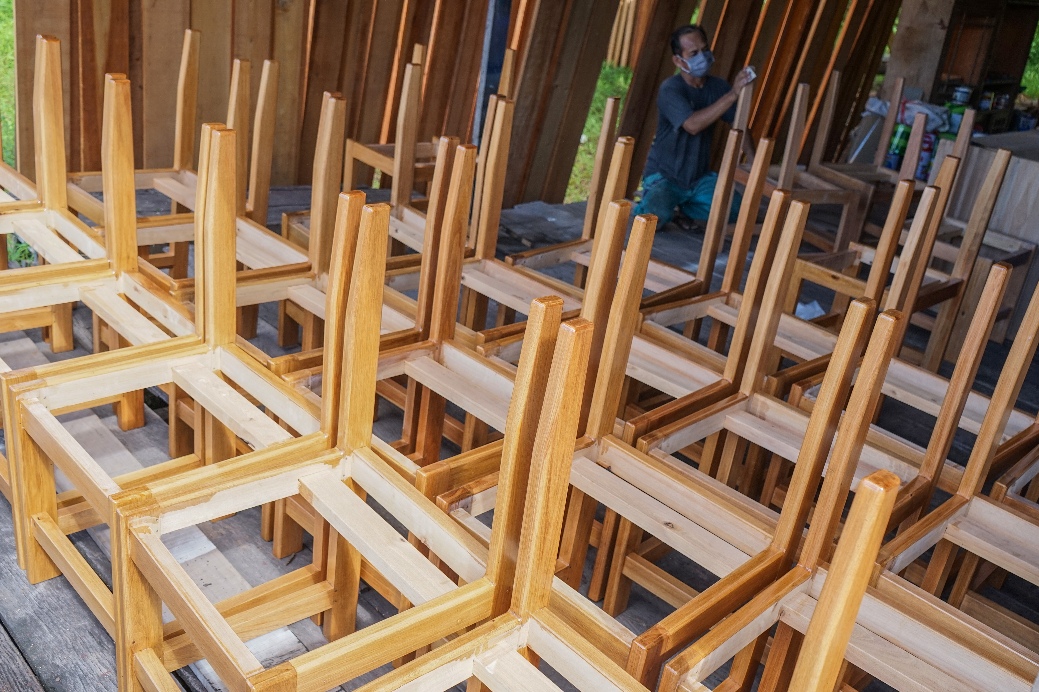 Perajin membuat kursi dengan bahan kayu aloy di Palangkaraya, Kalimantan Tengah.