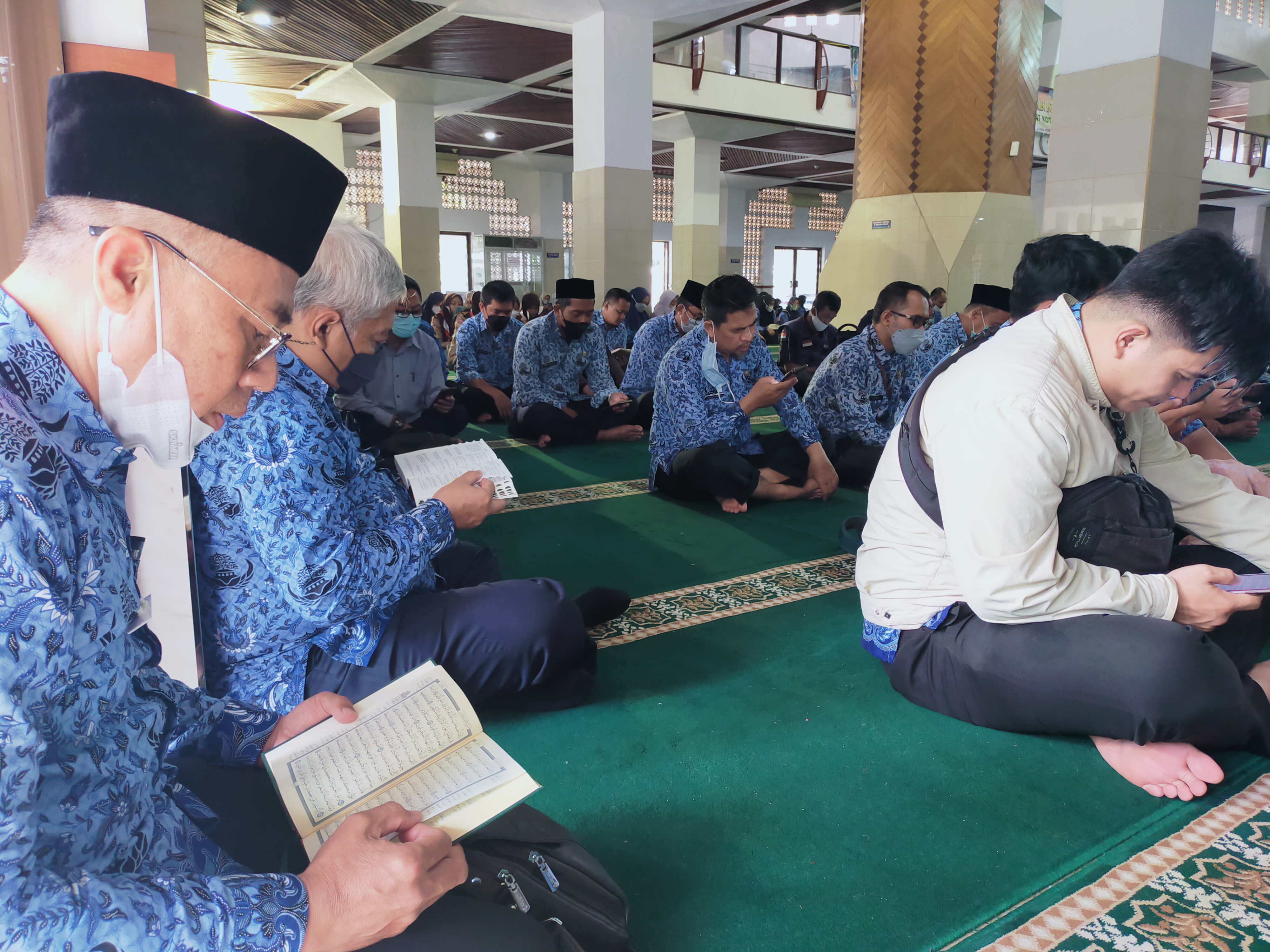 Ratusan pegawai negeri sipil (PNS) berada di lingkungan pemerintah Kota Tasikmalaya, Jawa Barat, kompak menggelar pengajian Tadarusan Quran.