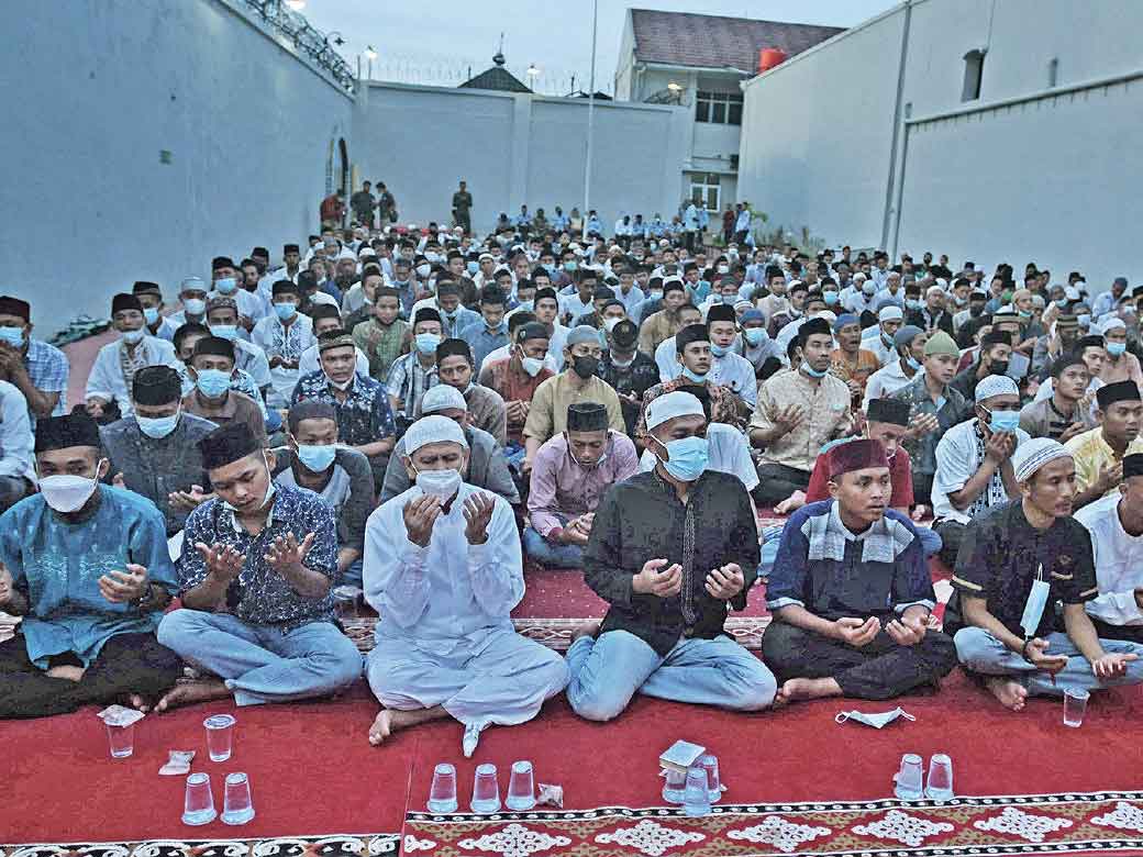 ZIKIR RAMADAN: Ratusan warga binaan mengikuti Zikir Ramadan di Rutan Kelas II B Serang, di Serang, Banten, kemarin.