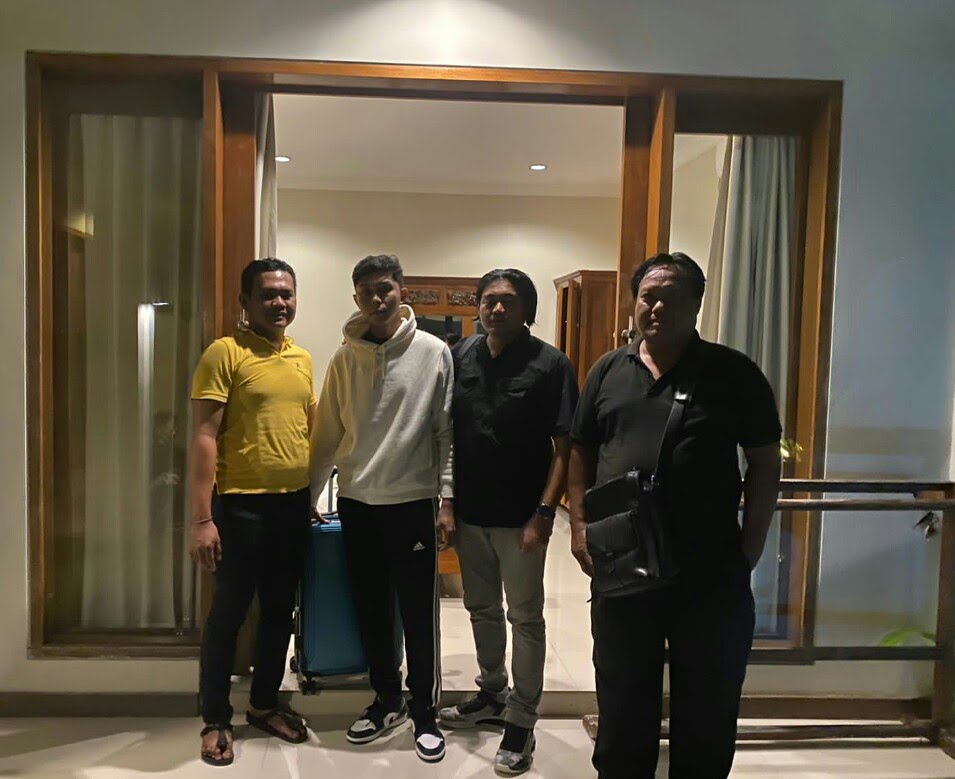 Manajer Binomo Indonesia Brian Edgar Nababan (dua dari kiri)