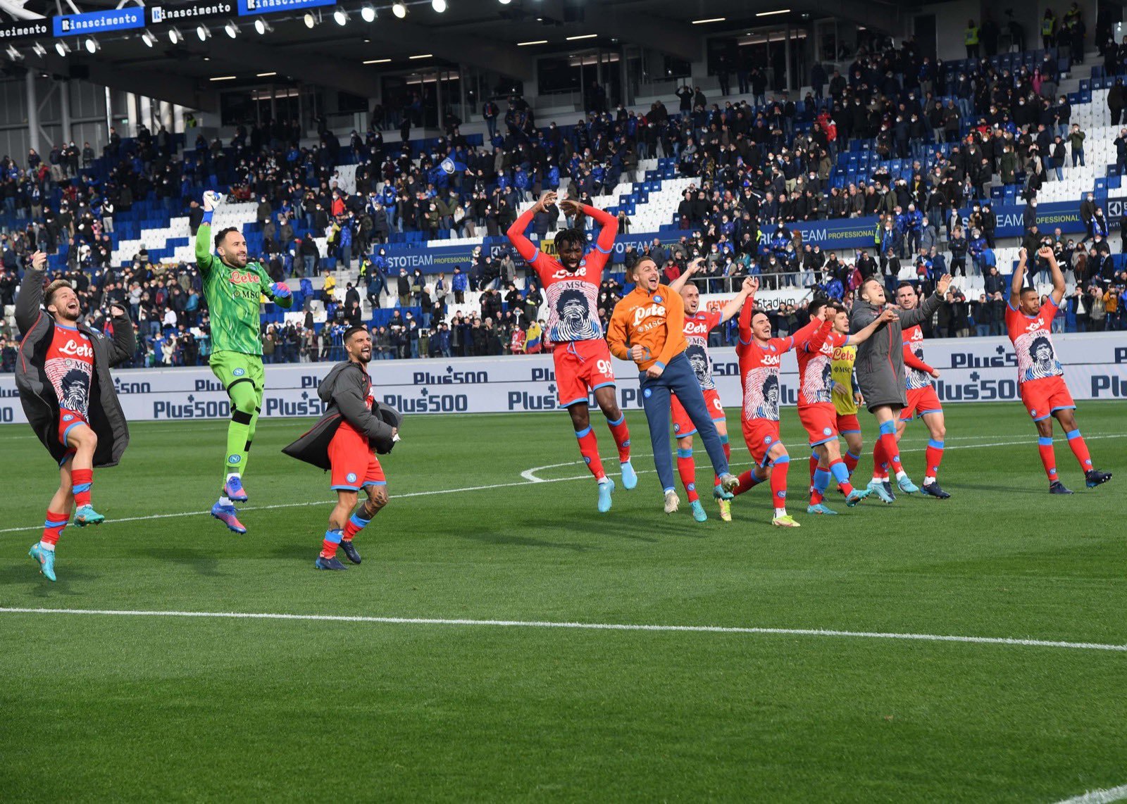 Sikat Atalanta, Napoli Tempel Ketat Milan