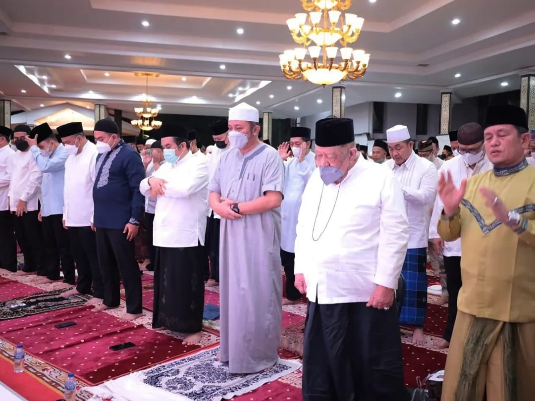 Pelaksanaan salat tarawih perdana di Griya Agung Palembang. 
