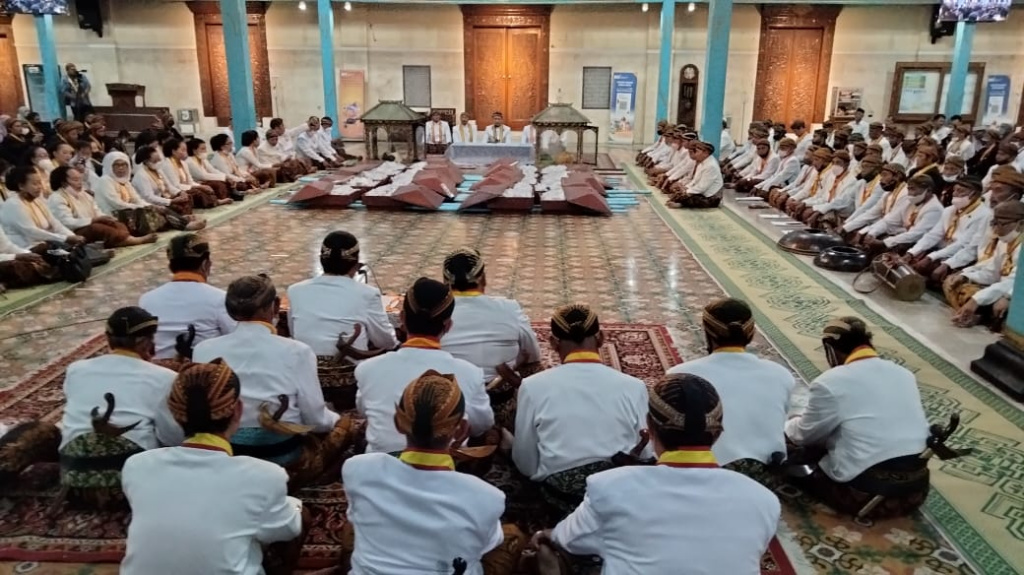 Tumpengsewu yang menjadi wujud dari tradisi malam selikuran di bulan Ramadan didoakan di Masjid Agung sebelim dimakan bersama. 