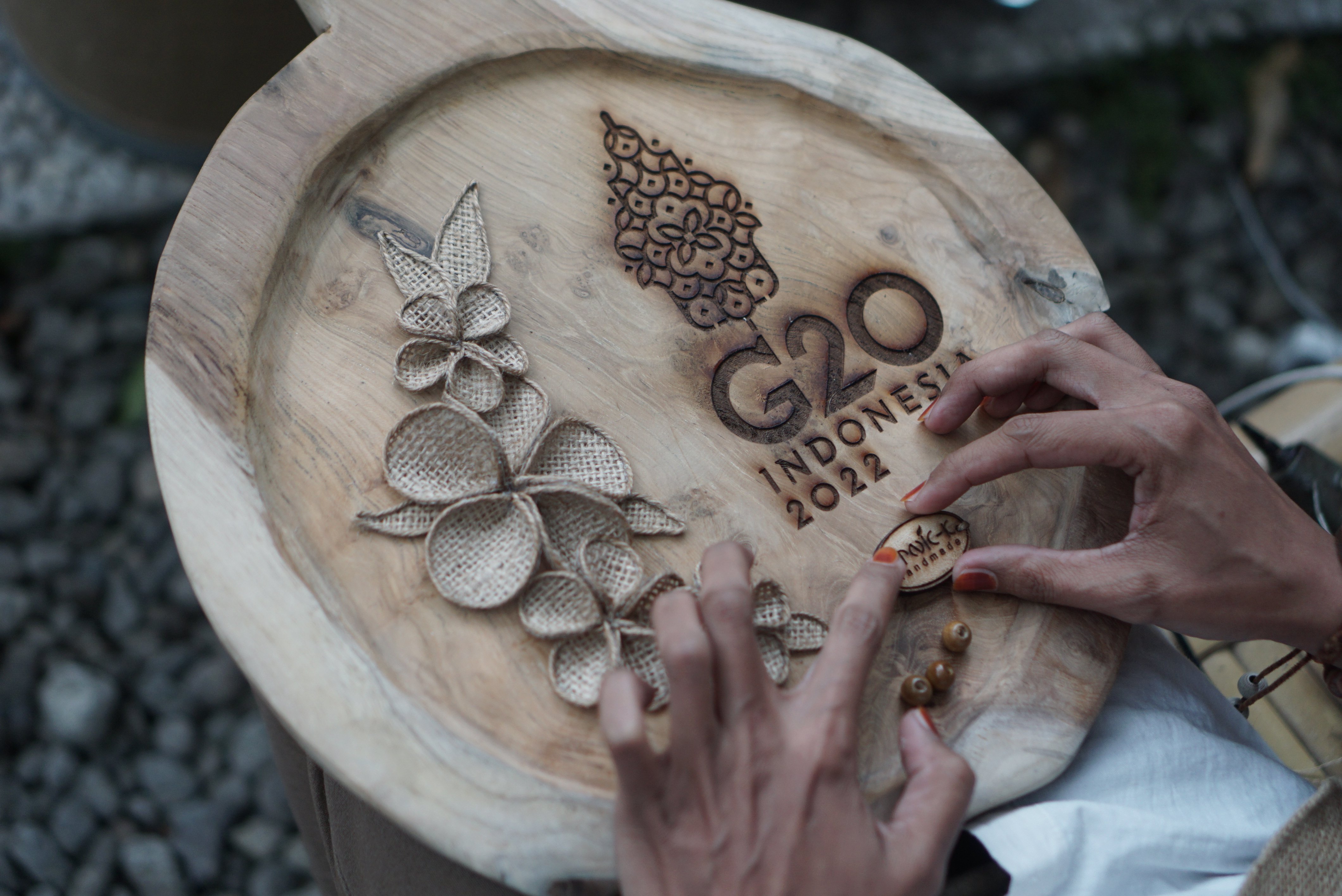 Perajin membuat kerajinan dari bahan goni di stan pameran wilayah Jawa Tengah.
