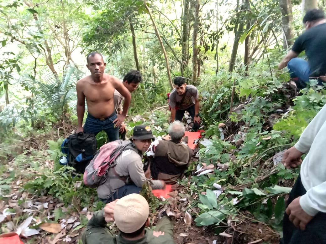 Proses evakuasi harimau Sumatra yang terjerat di Dusun Pardomuan, Desa Batu Godang, Tapanuli Selatan.