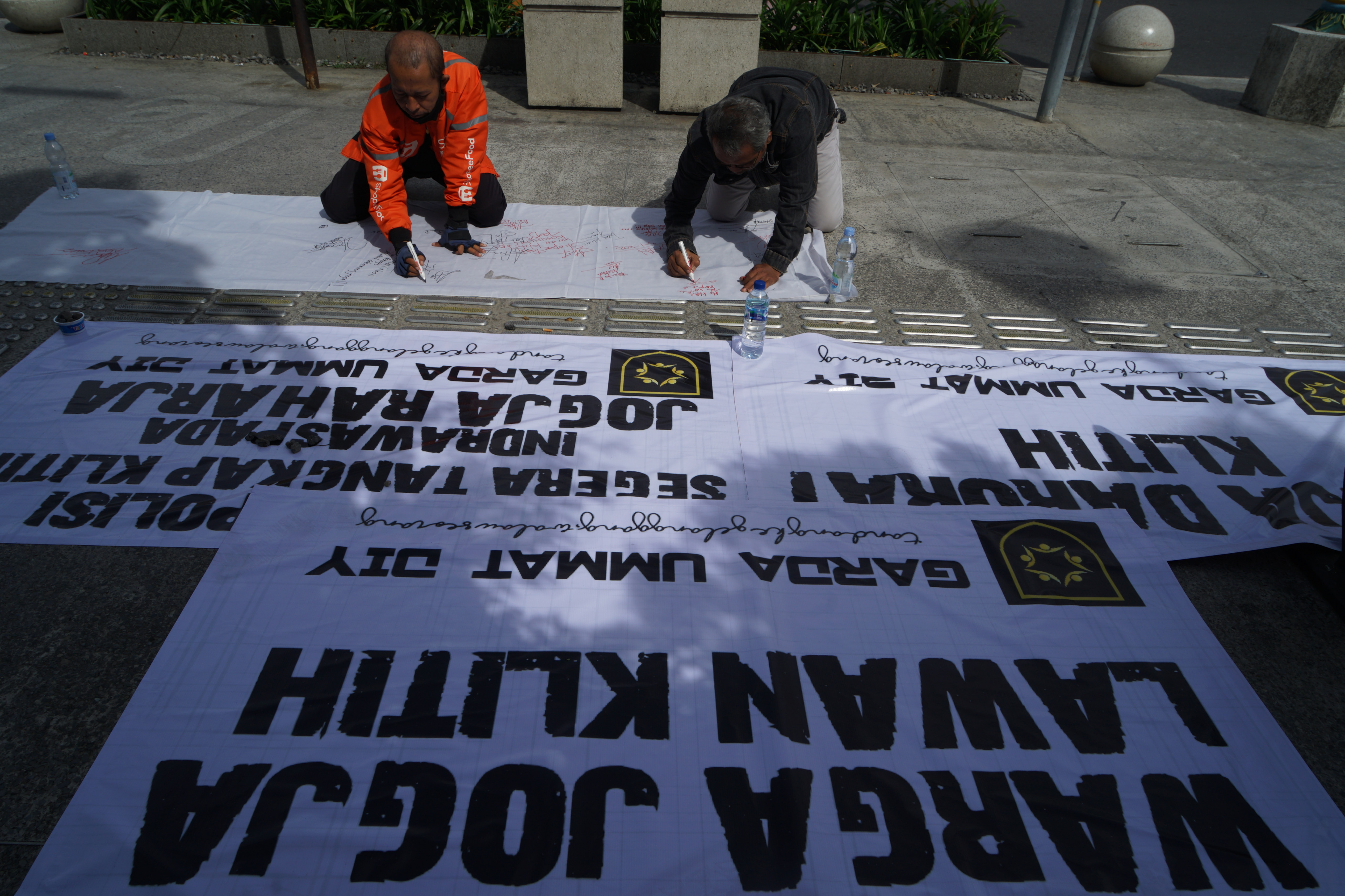 Warga Yogyakarta menolak klitih dan meminta aparat bertindak tegas dengan menandatangani spanduk dukungan kepada kepolisian.