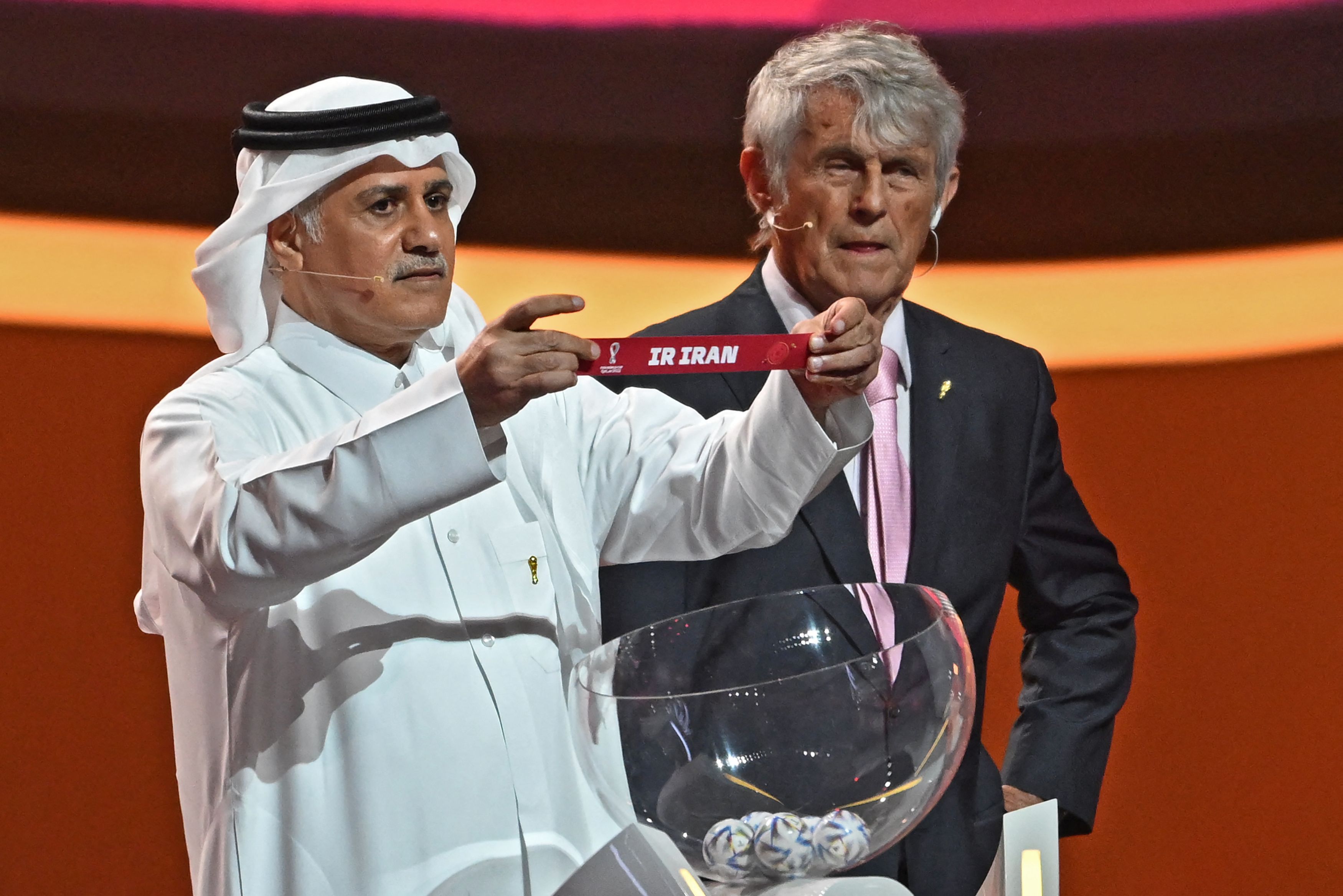 Mantan pesepak bola Qatar Adel Ahmed MalAllah menunjukkan kertas bertuliskan Iran saat drawing Piala Dunia 2022.