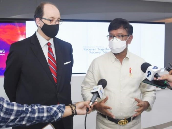 Menteri Komunikasi dan Informatika Johnny G. Plate bersama Duta Besar Spanyol untuk Indonesia H.E. Francisco De Asis Aguilera Aranda.