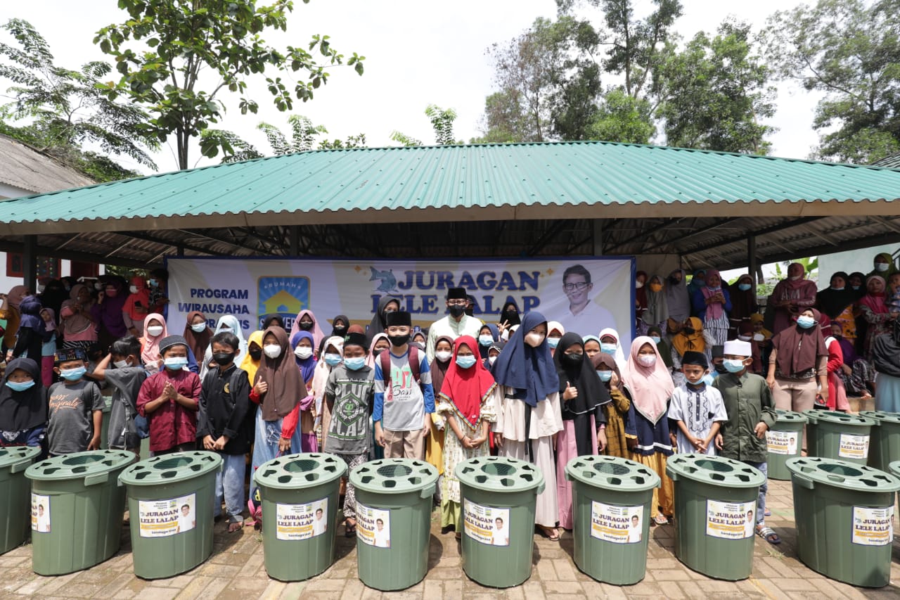 Menparekraf Sandiaga Uno di Yayasan Pondok Pesantren Sekolah Alam Tunas Mulia, Sumur Batu, Bantar Gebang, Bekasi, Minggu (24/4/2022)