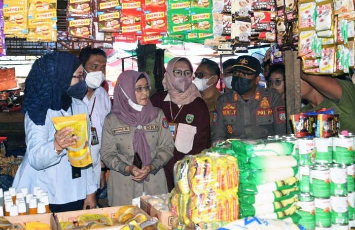 Kapusdik BPPSDMP Kementan, Idha Widi Arsanti (kiri) sidak pasar tradisional di Kota Palembang, Selasa (19/4/2022)