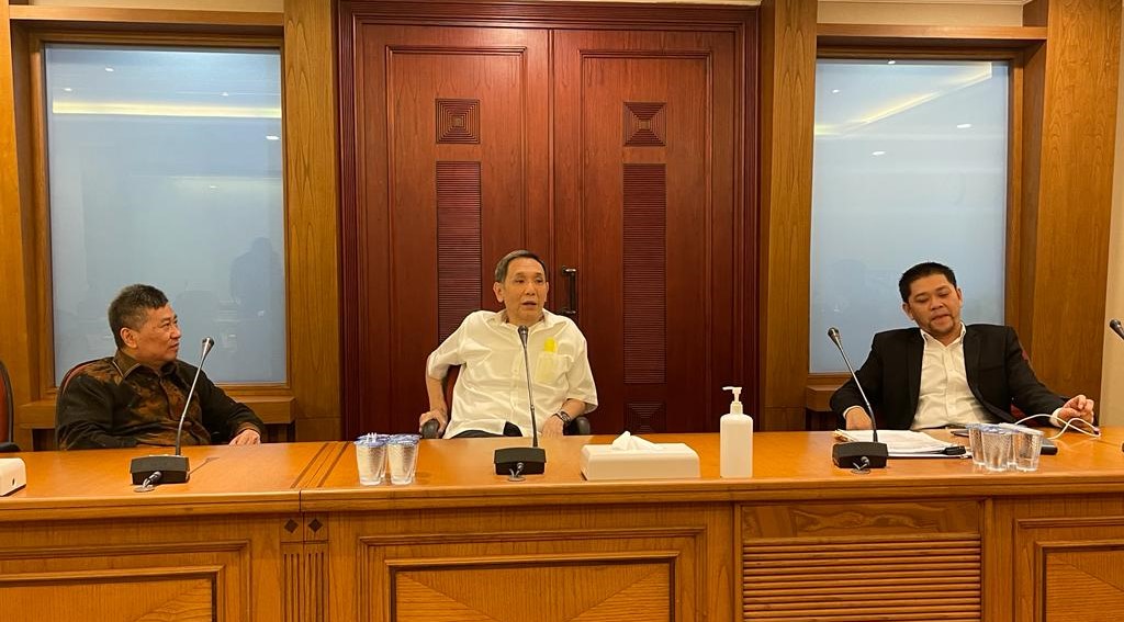 Mantan ketua umum dan pendiri  Persatuan Islam Tionghoa Indonesia (PITI) Jusuf Hamka (tengah)