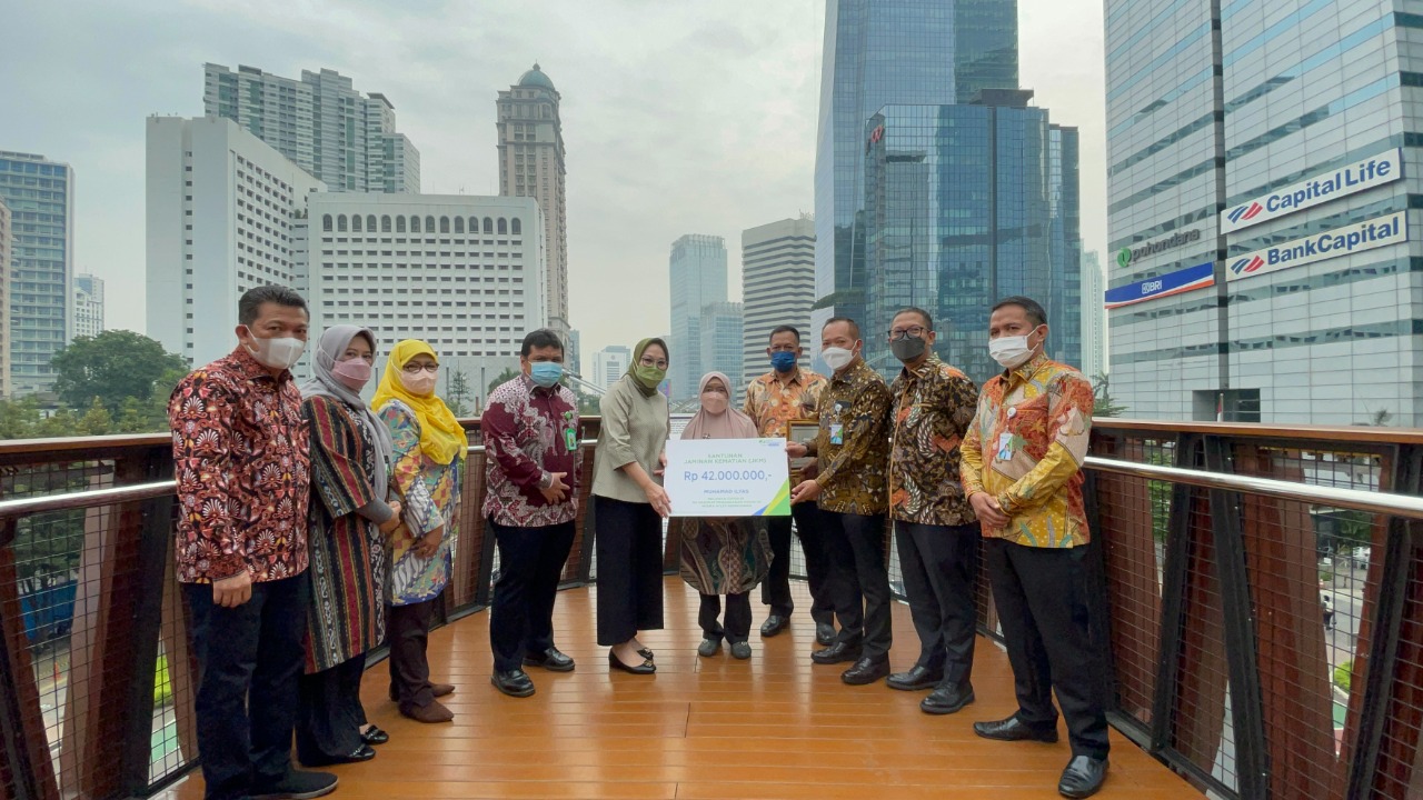 Dirjen Nakes, Kemenkes, drg. Arianti Anaya, MKM menyerahkan santunan JKM secara simbolis di Tugu Tenaga Kesehatan, JPO. Jakarta, Jumat (1/4)
