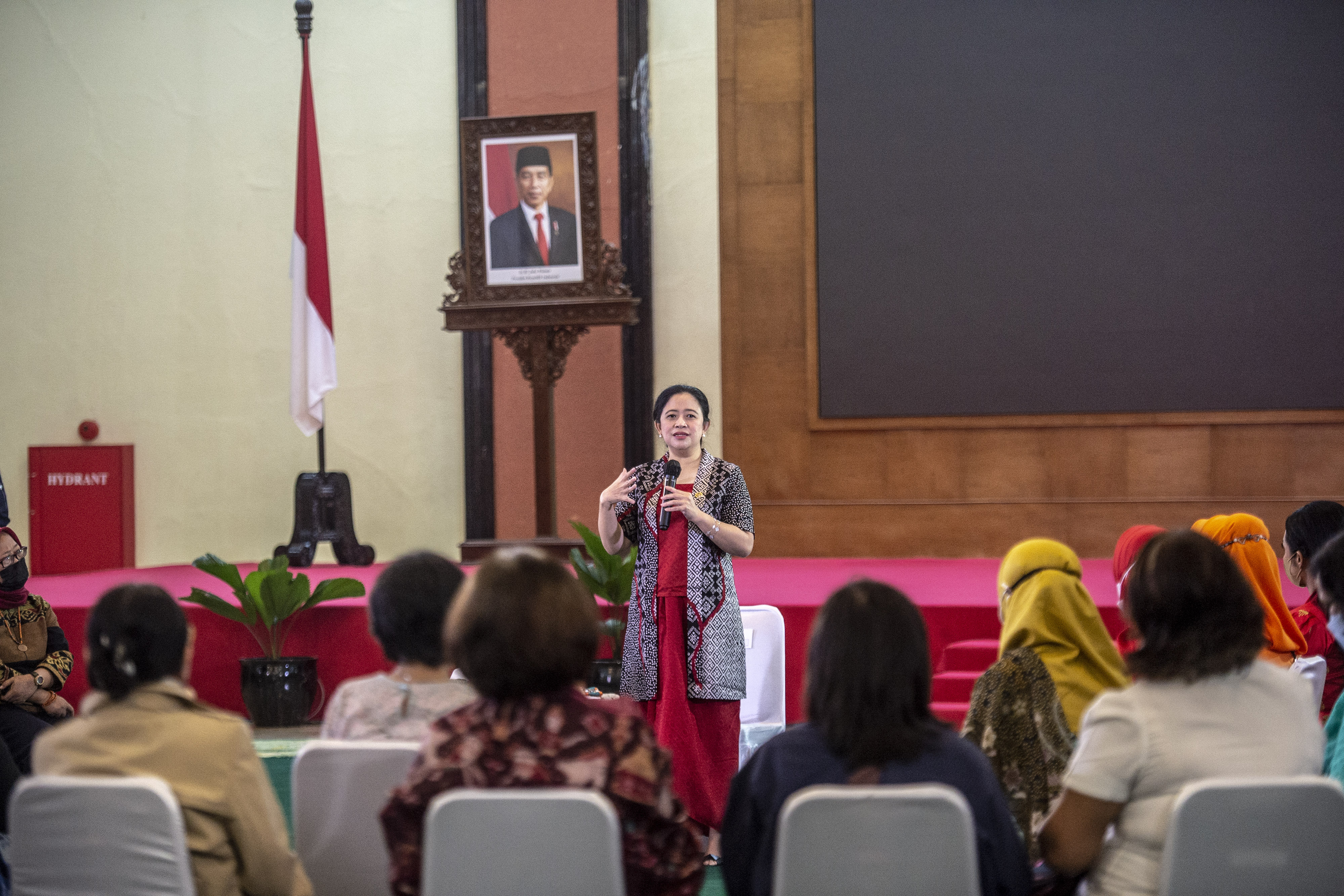  Ketua DPR Puan Maharani bertemu dengan Kelompok-Kelompok Perempuan di Komplek Parlemen, Senayan, Jakarta, Jumat (22/4). 