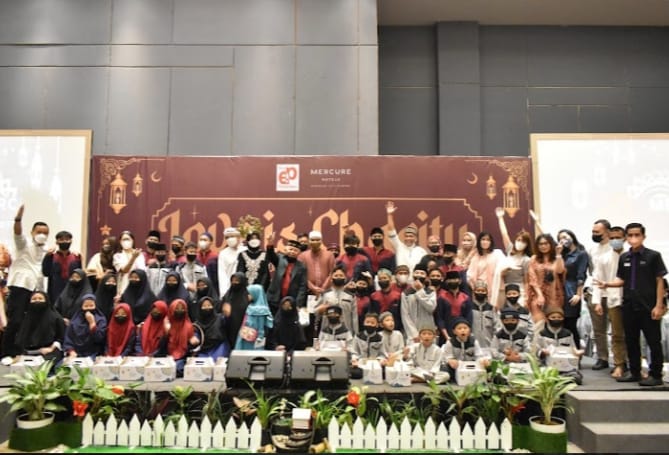 Manajemen Mercure Bandung City Centre seusai berbuka puasa bersama anak yatim piatu
