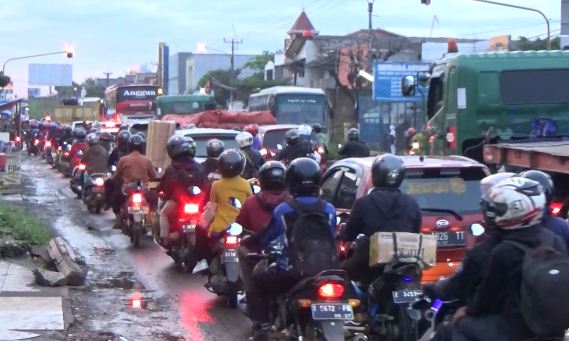 Ribuan Kendaraan Roda Dua Mulai Padati Jalur Arteri Karawang.