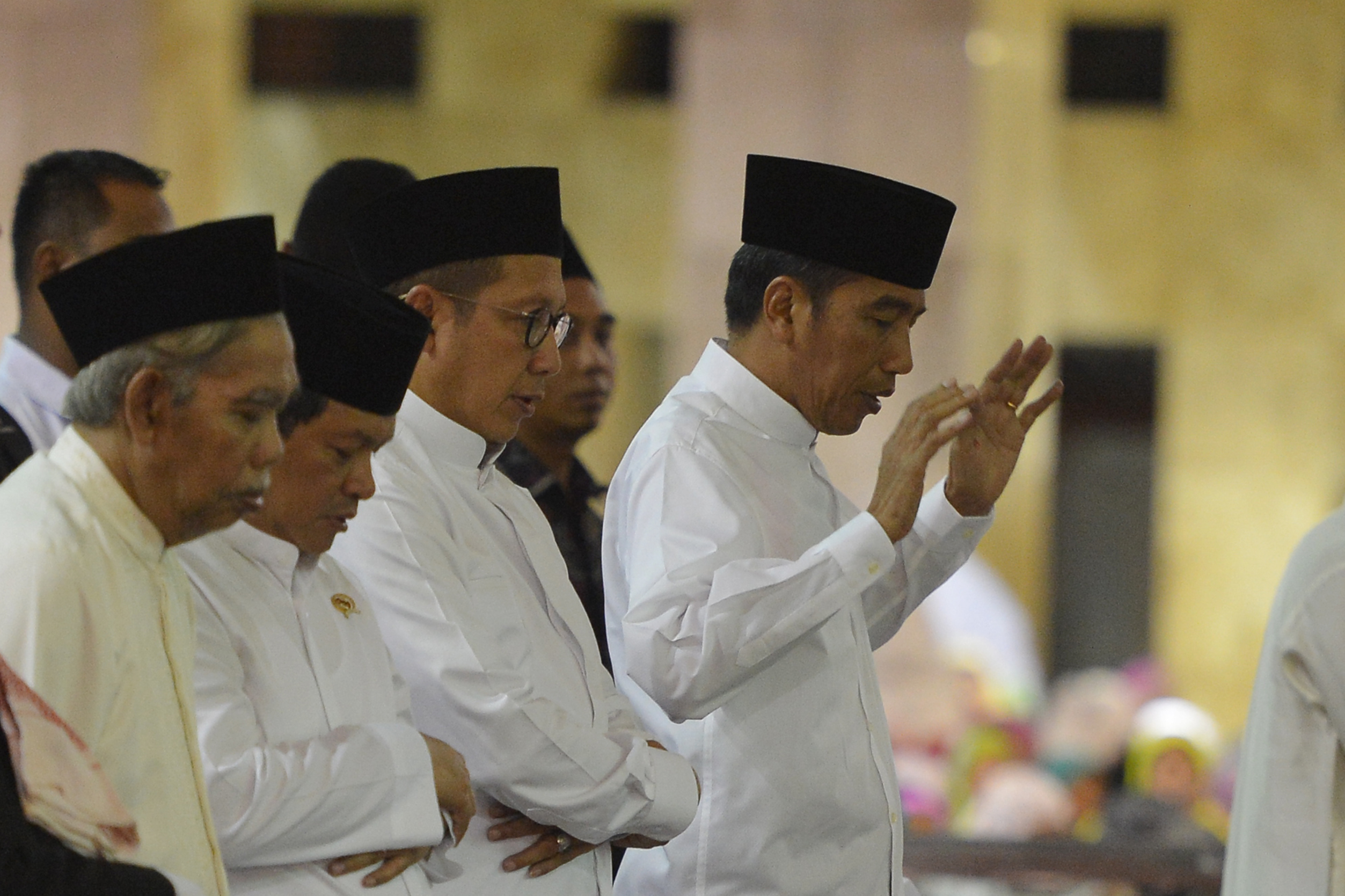 Presiden Joko Widodo (kanan) melaksanakan shalat tarawih di Masjid Istiqlal pada 2018.