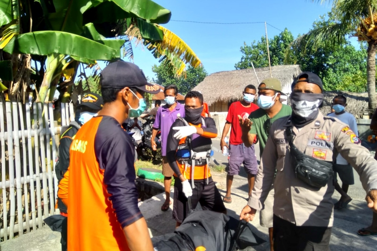 Polisi membawa jenazah korban.