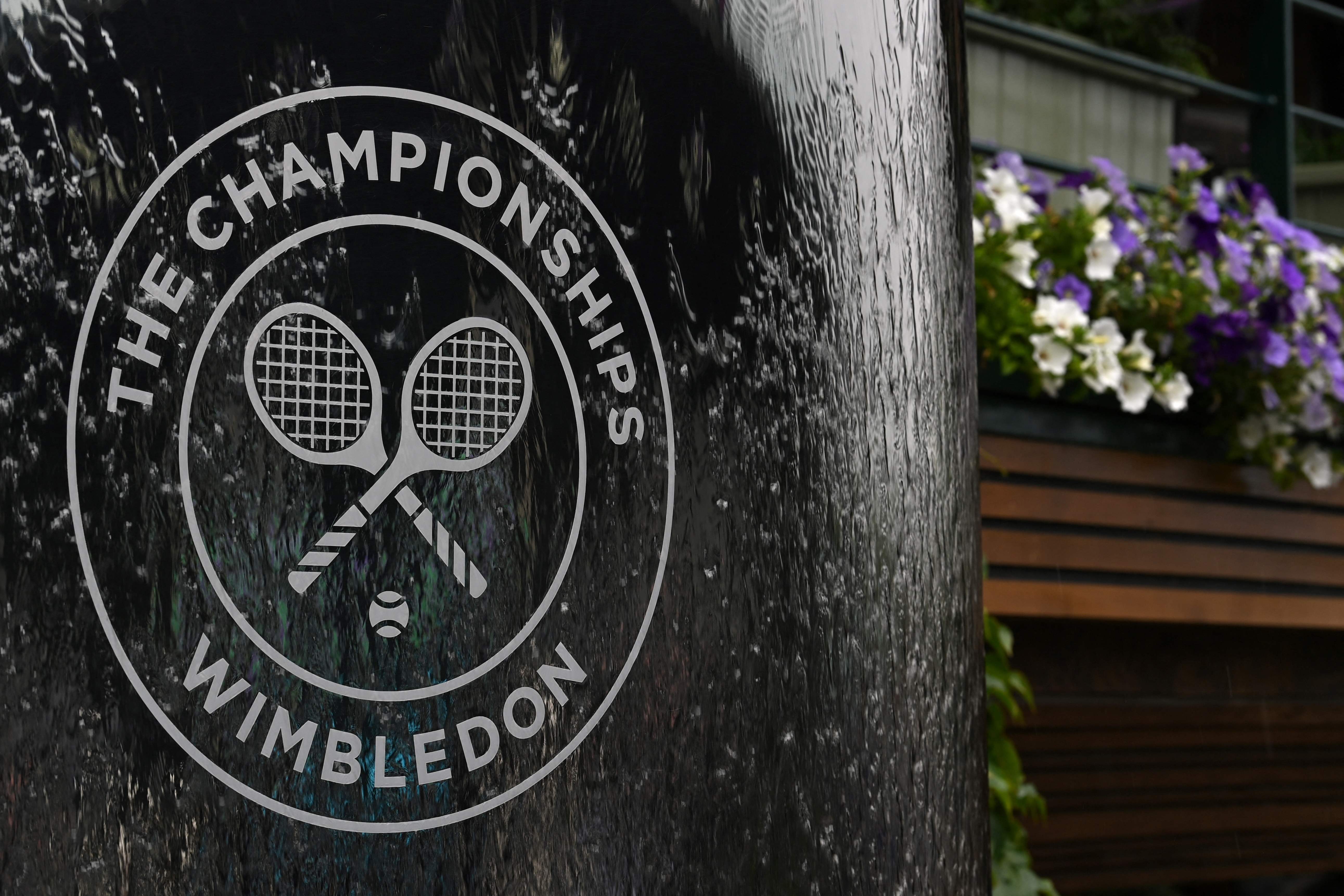 Logo turnamen Grand Slam Wimbledon terlihat di All England Club, Wimbledon, Inggris.