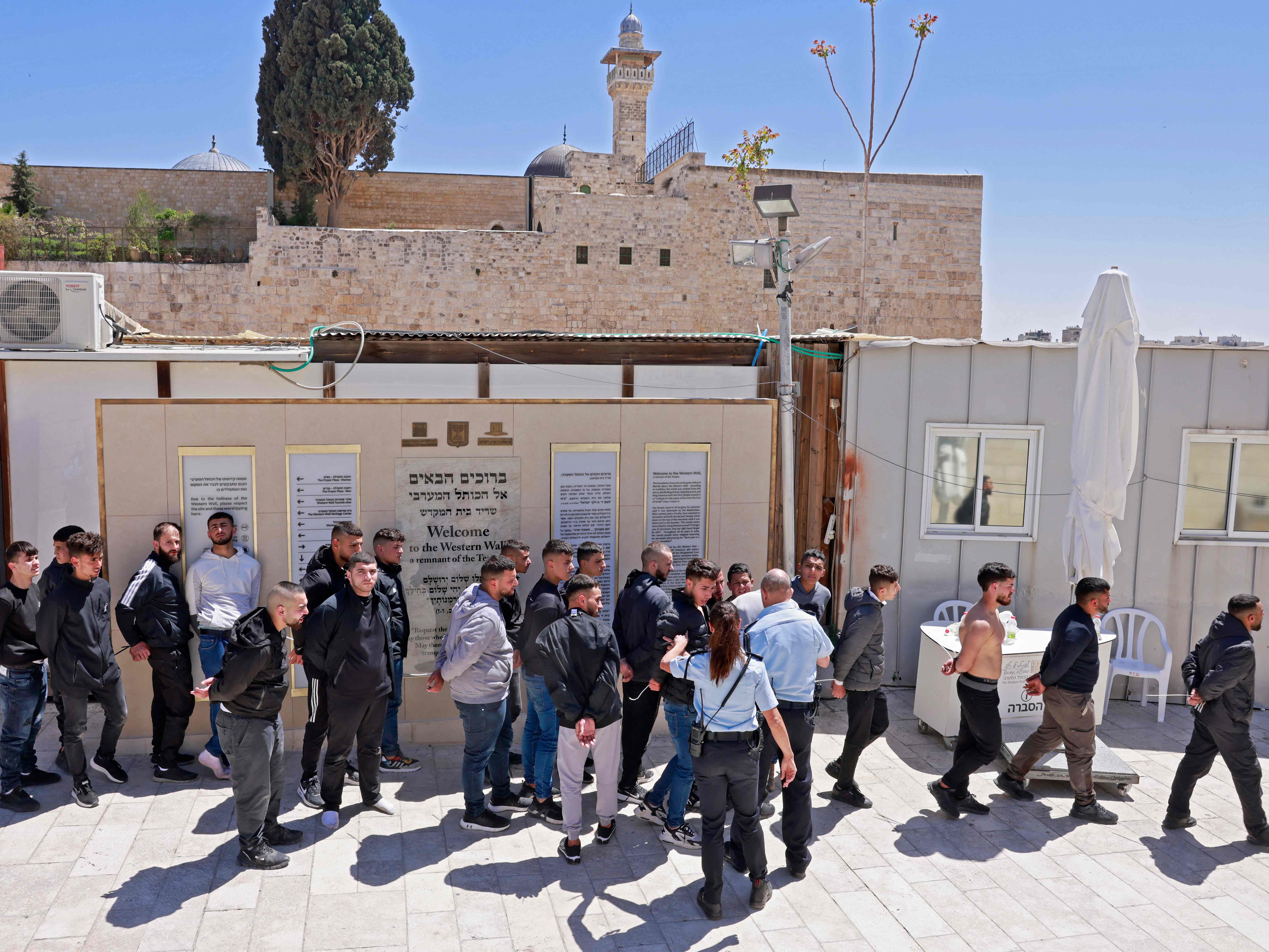 Pemuda Palestina yang mengambil bagian dalam protes di kompleks masjid al-Aqsa ditangkap oleh pasukan keamanan Israel di Gerbang Mughrabi.