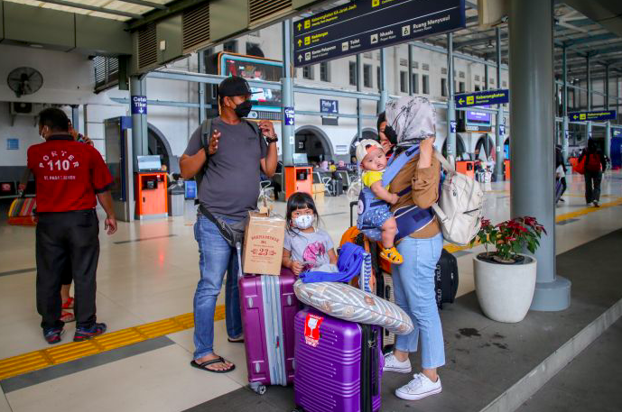 Pemudik menunggu kereta api Sawunggalih dari Kutoarjo tiba di Stasiun Pasar Senen, Jakarta, Senin (3/1/2022)