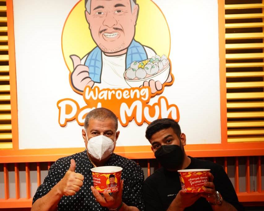 GFadil Jaidi bersama keluarganya secara resmi membuka outlet pertama Waroeng Pak Muh di Bintaro, Tangerang Sselatan.