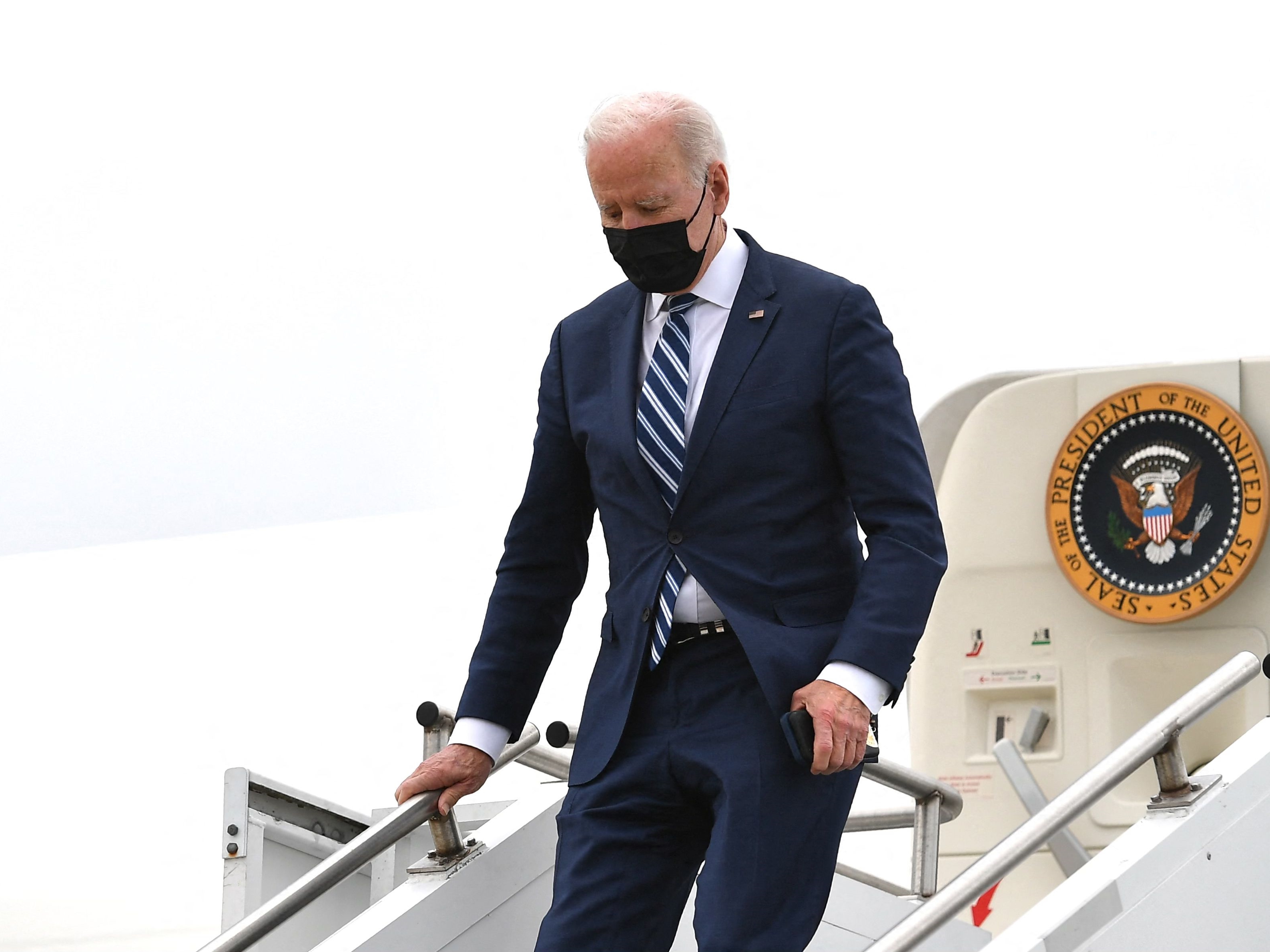 Presiden AS Joe Biden turun dari Air Force One setibanya di Bandara Regional Hagerstown di Hagerstown, Maryland, pada 14 April 2022.