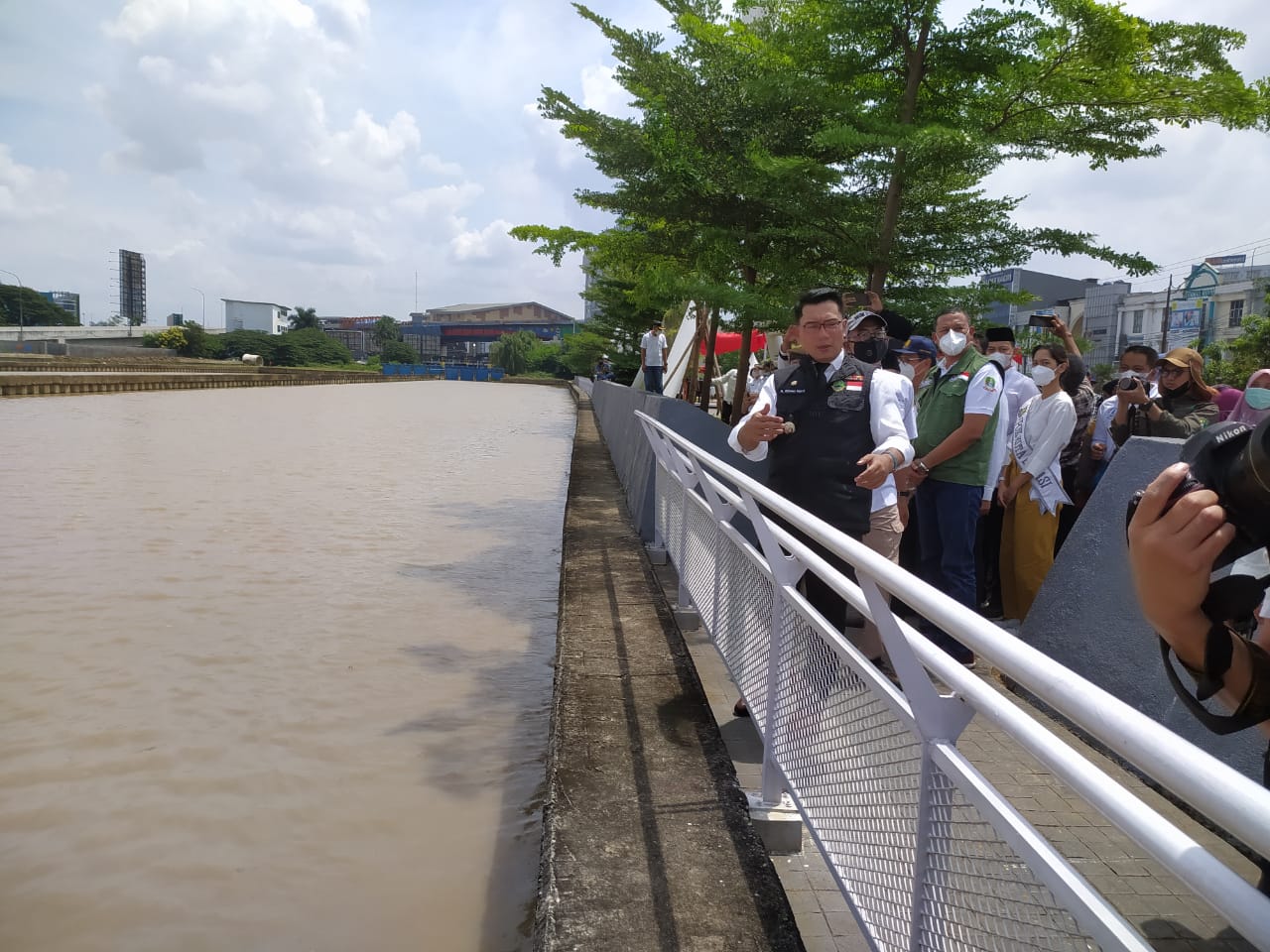 Gubernur Jawa Barat Ridwan Kamil meresmikan hasil penataan Sungai Kalimalang, Bekasi