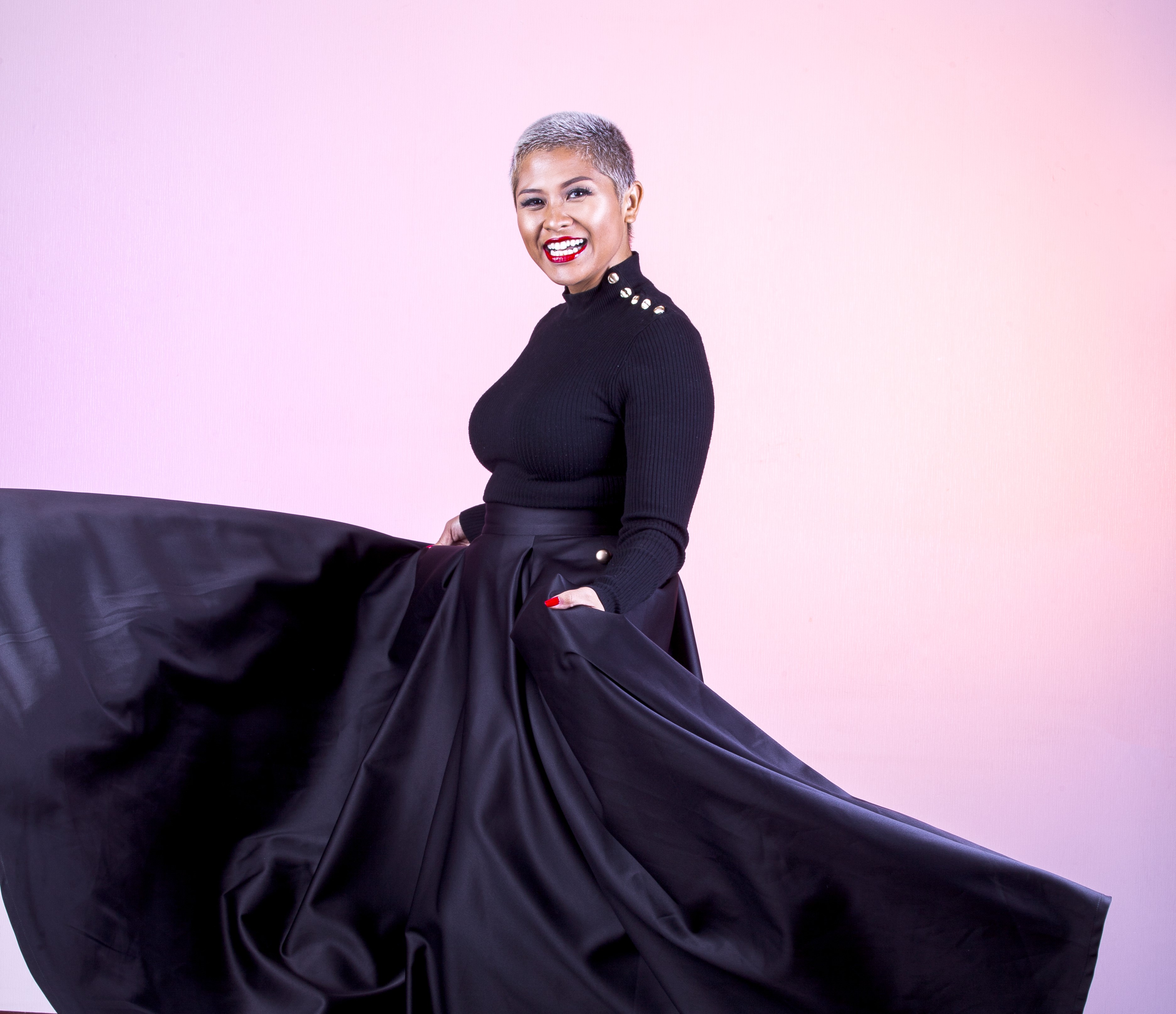 Penyanyi Dira Sugandi