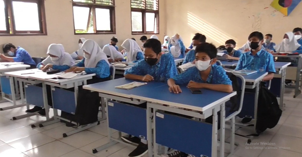 PTM di Bekasi mulai berjalan 100%. 