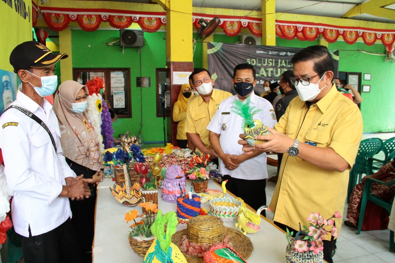 Petrokimia Gresik memberikan donasi sembako dengan ditukarkan sampah plastik