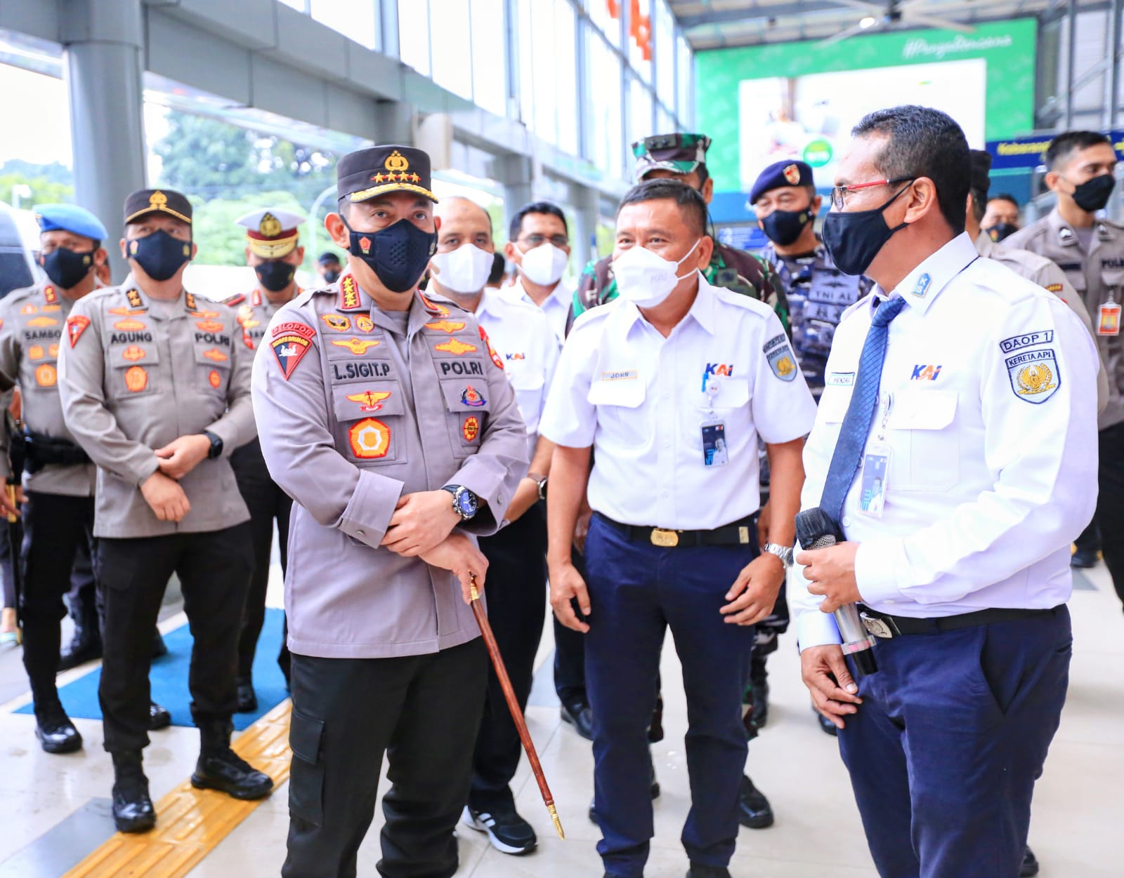 Kapolri Jenderal Listyo Sigit Prabowo meninjau Stasiun Pasar Senen, Jakarta Pusat.