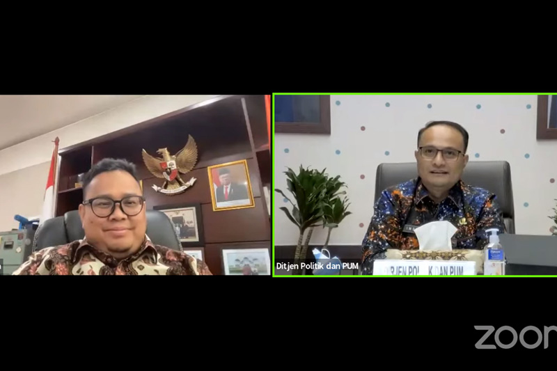  Sekretaris Direktorat Jenderal Politik dan Pemerintahan Umum Kemendagri Imran (kanan) bersama anggota Badan Pengawas Pemilu Rahmad Bagja.