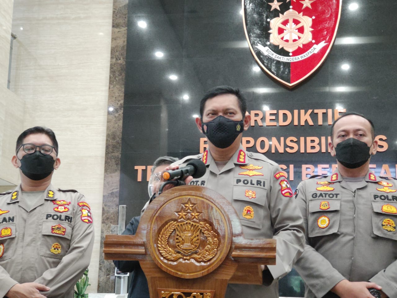 Kabag Penum Divisi Humas Polri Kombes Gatot Repli Handoko (tengah)