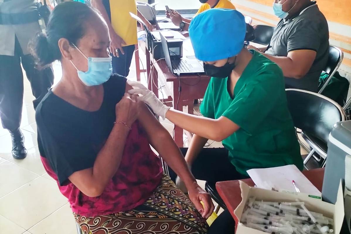 Pelaksanaan vaksinasi booster yang diikuti ratusan warga masyarakat berlangsung di Desa Padang Sambian, Denpasar, Rabu (6/4).