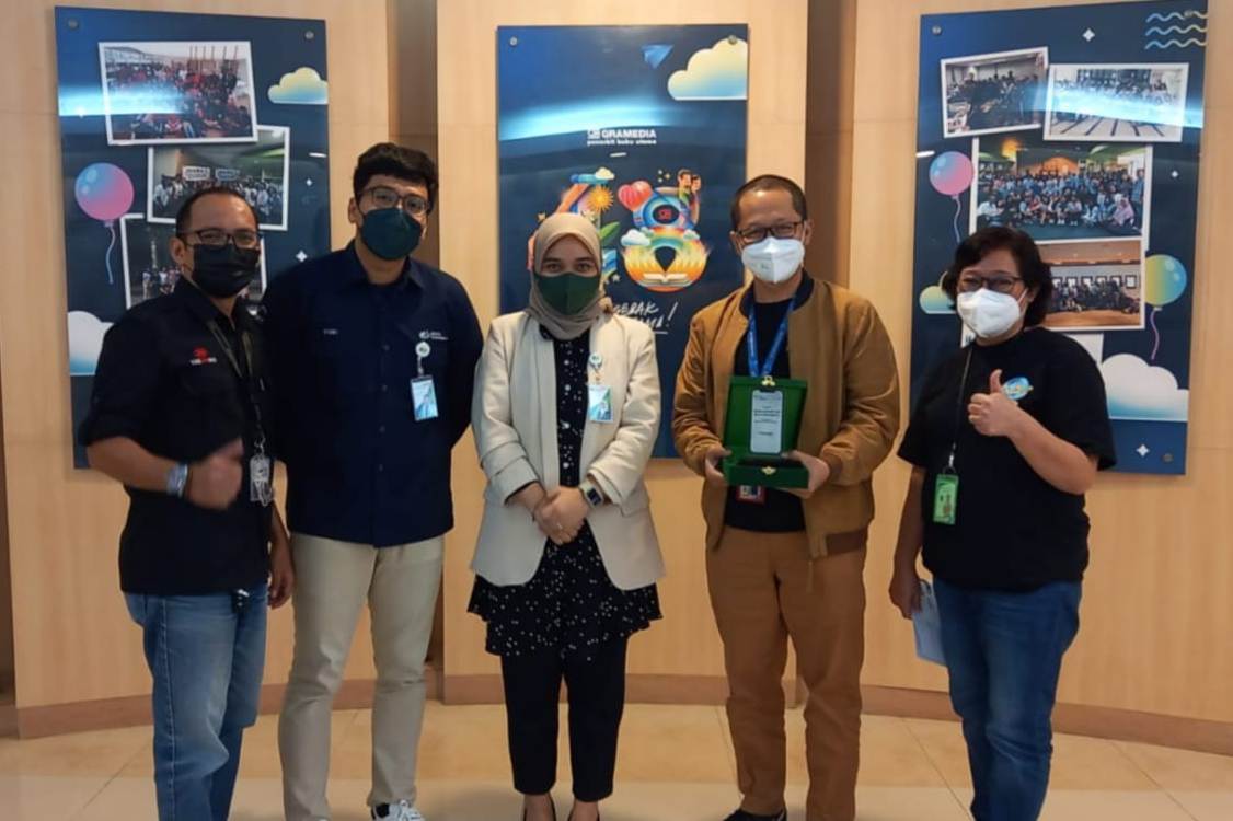 Kantor BPJAMSOSTEK Jakarta Salemba memberi apresiasi Kompas Gramedia Group of Retail and publishing.