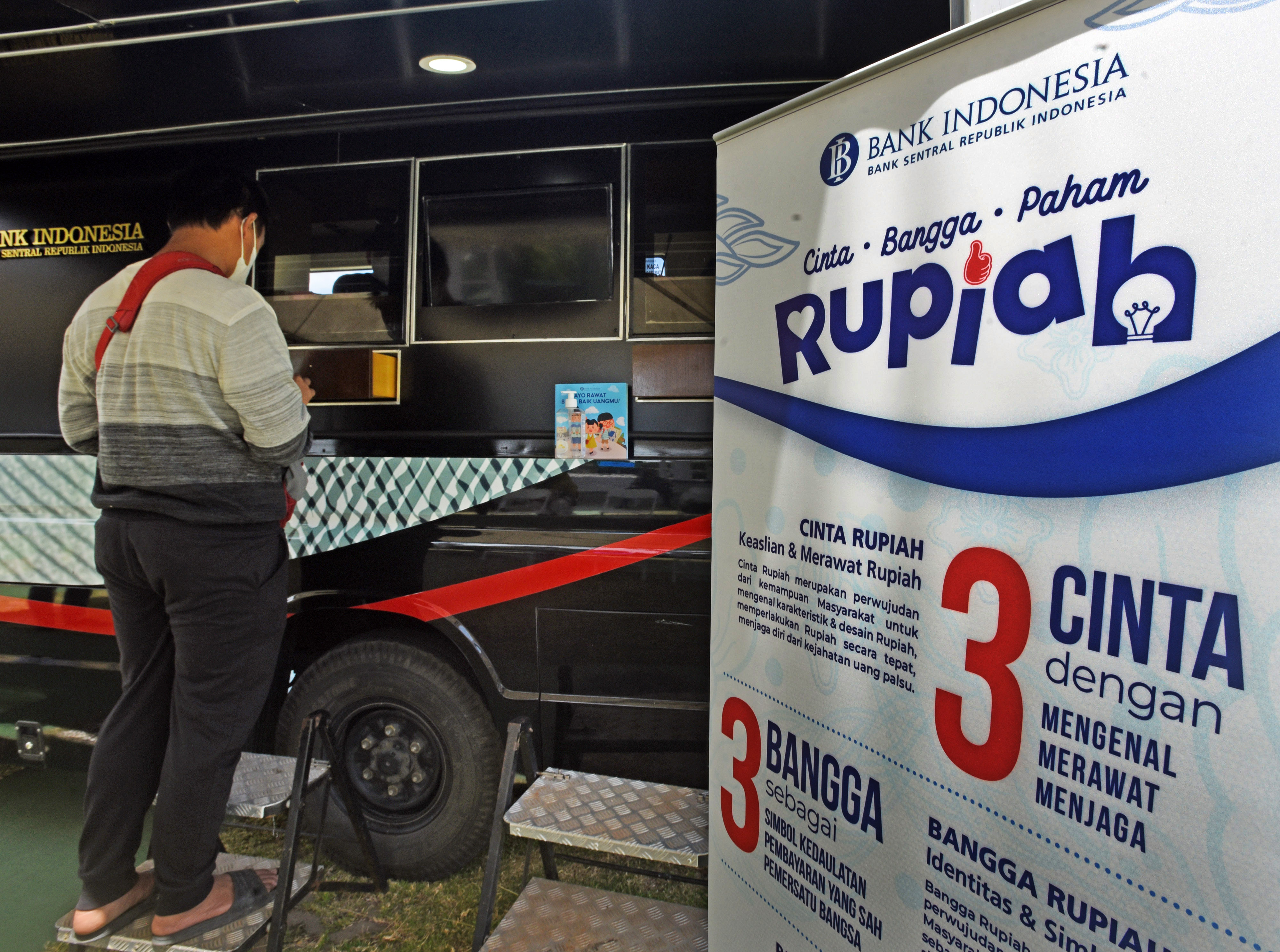 Warga sedang menukarkan uang lama dengan uang baru untuk persiapan berbagi saat Lebaran 2022.