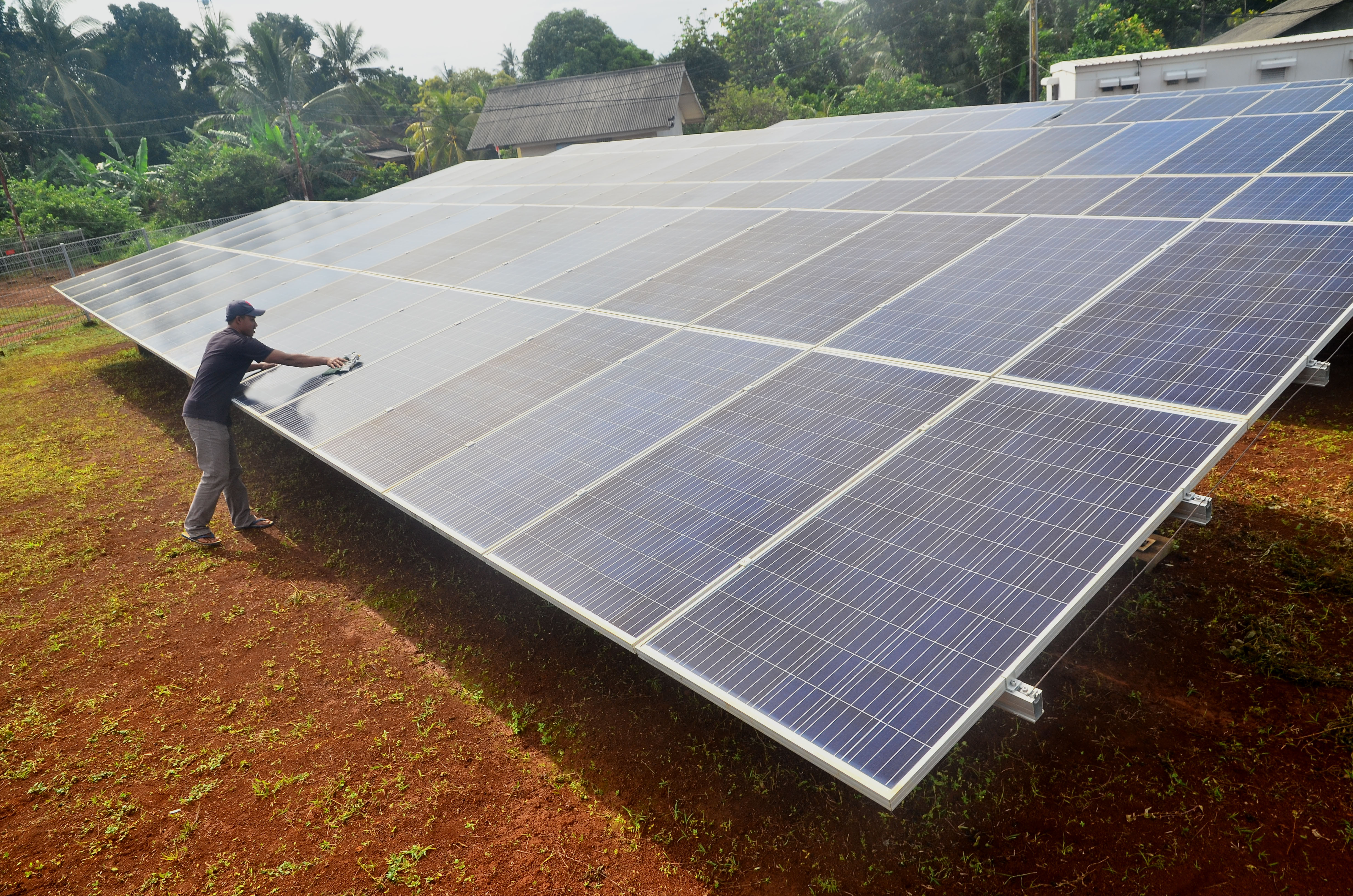 Petugas merawat panel surya di Pembangkit Listrik Tenaga Surya (PLTS) Pulau Parang, Karimunjawa, Jepara, Jawa Tengah.